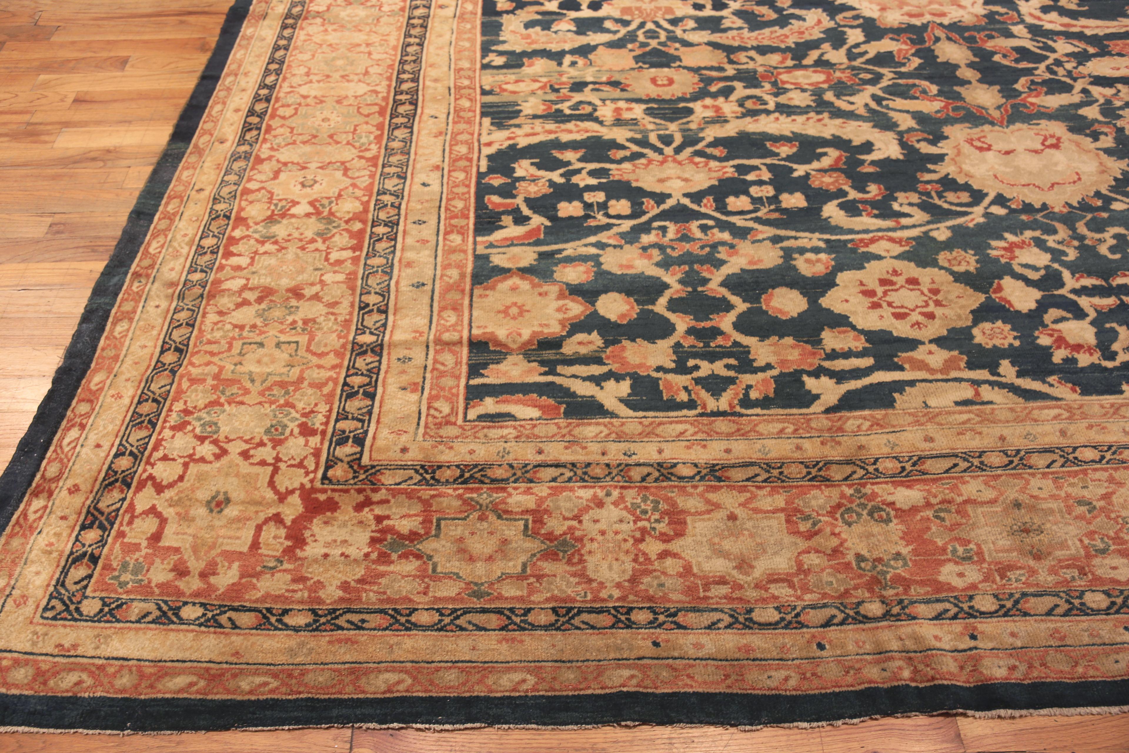 Antiker persischer Sultanabad-Teppich aus Sultanabad. 13 ft x 14 ft 4 in im Zustand „Gut“ im Angebot in New York, NY