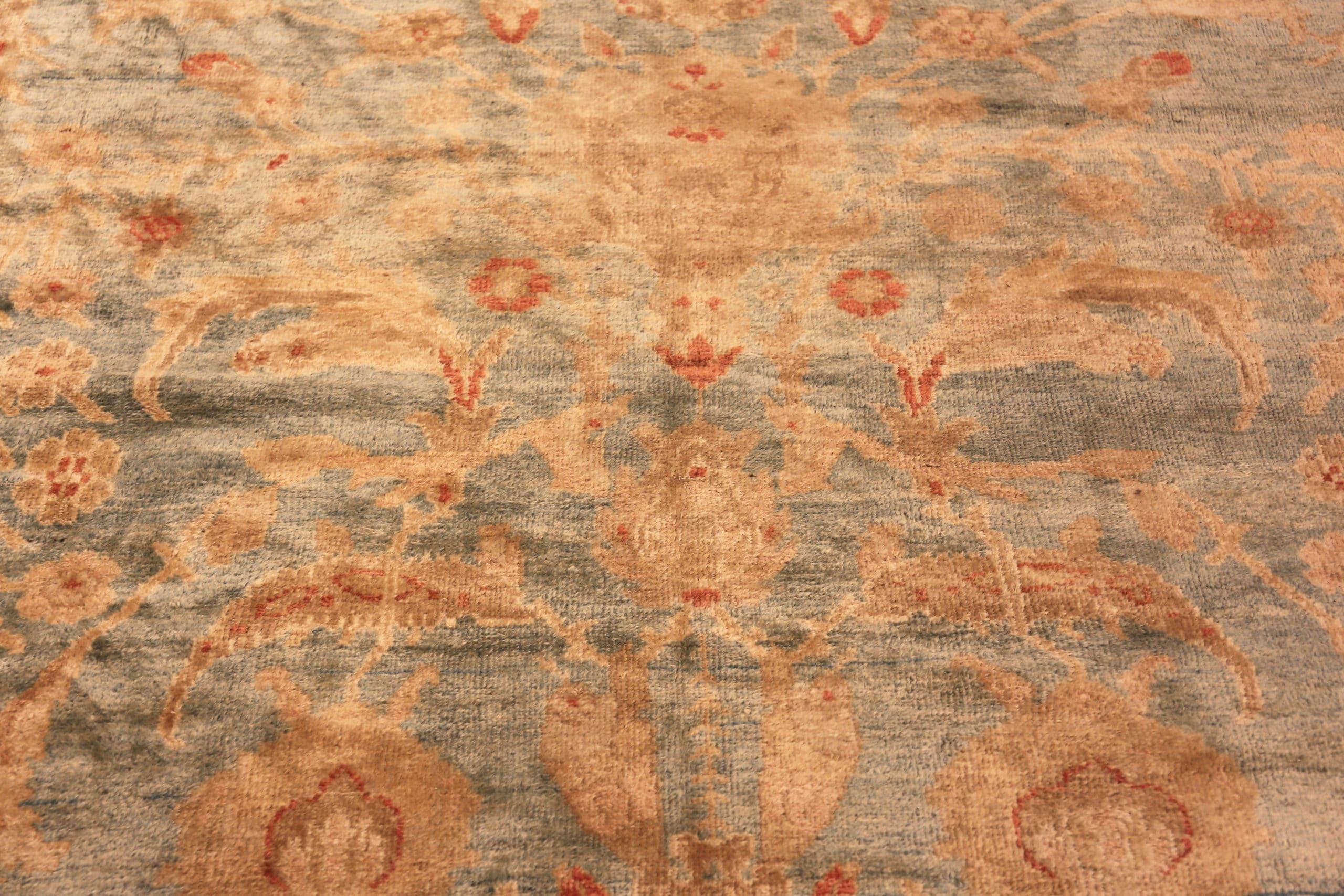 Rustikaler, übergroßer, dekorativer, antiker, luxuriöser persischer Sultanabad-Teppich, Herkunftsland: Persische Teppiche. CIRCA-Datum: 1880. Größe: 5,13 m x 6,65 m (16 ft 10 in x 21 ft 10 in)