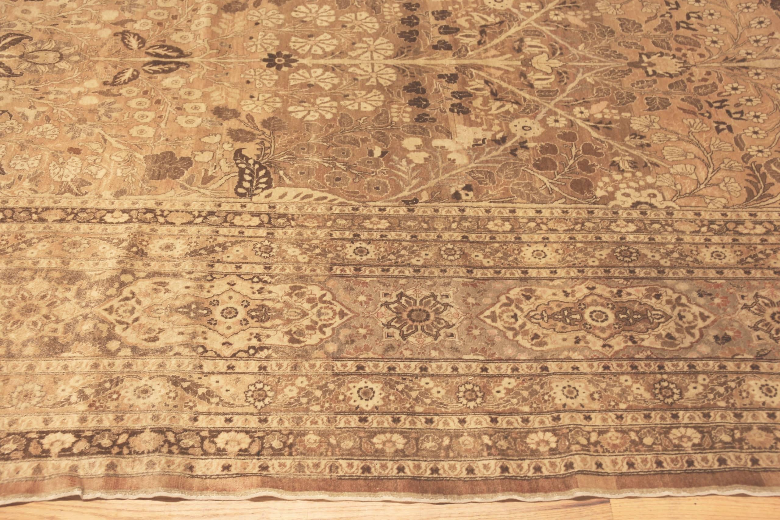 Tappeto antico persiano Tabriz Abrash. 11 ft 7 in x 16 ft 8 in In condizioni buone in vendita a New York, NY