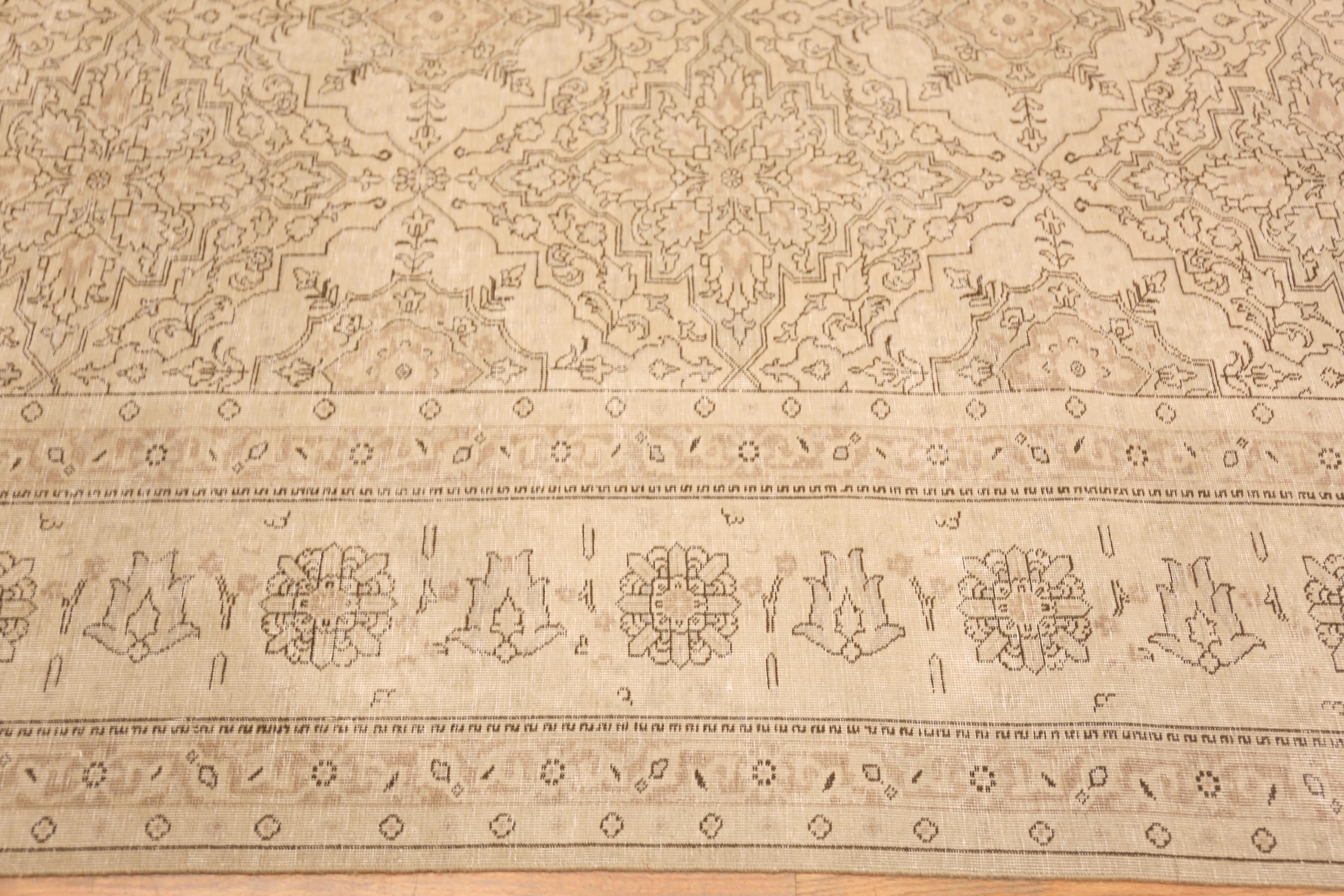 Nazmiyal Collection Tappeto Tabriz Persiano Antico 10 ft x 13 ft 4 in In condizioni buone in vendita a New York, NY