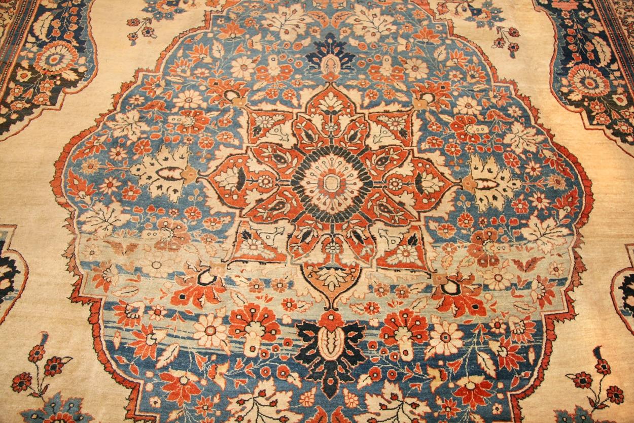 Antique Persian Tabriz Rug. Size: 10 ft x 15 ft 3 in  In Good Condition For Sale In New York, NY