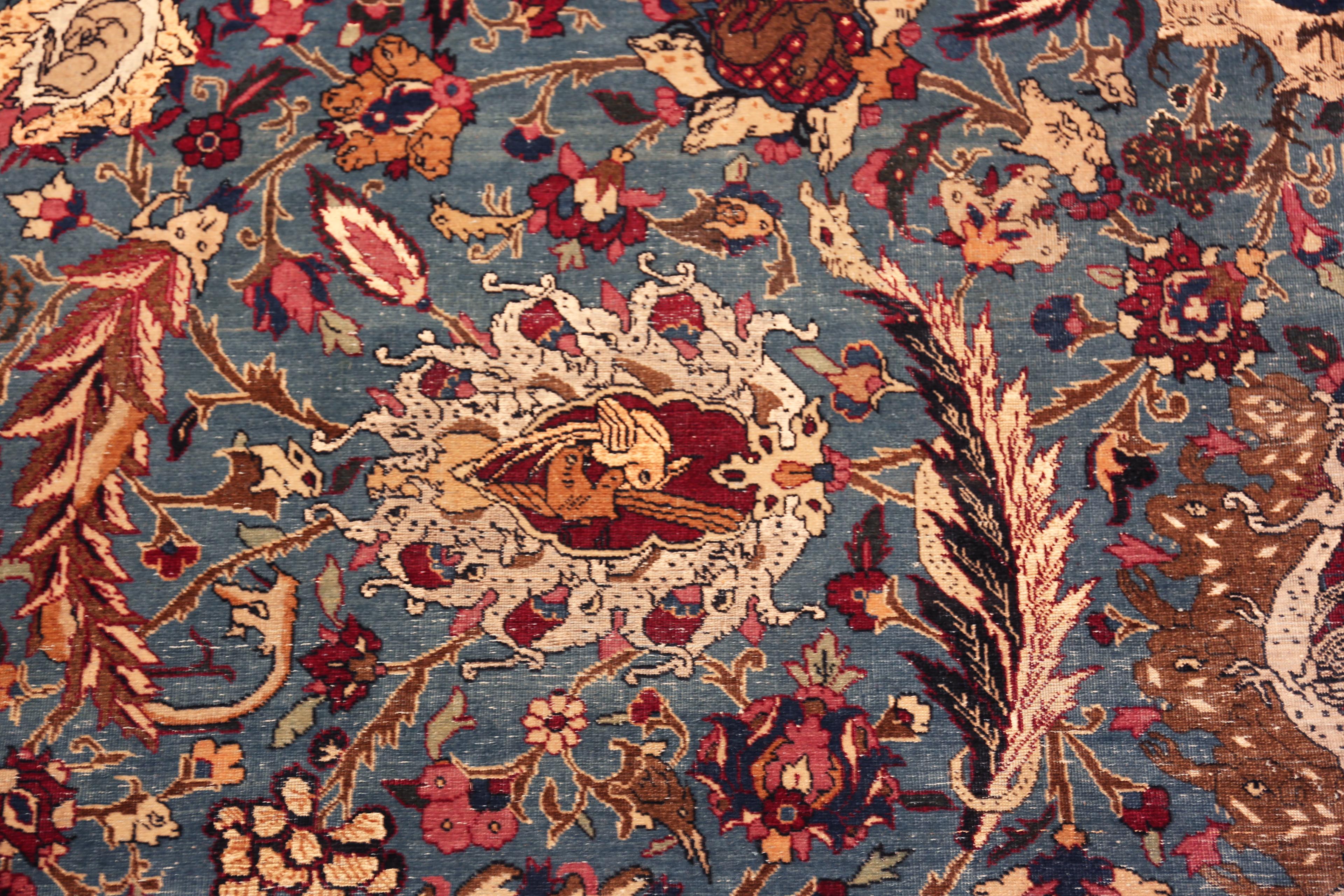 Antiker persischer Teheran-Teppich mit himmelblauem Feld, Seiden- und Wollgewebe und versteckten Tiermotiven, Herkunftsland: Persien, CIRCA Datum: 1920