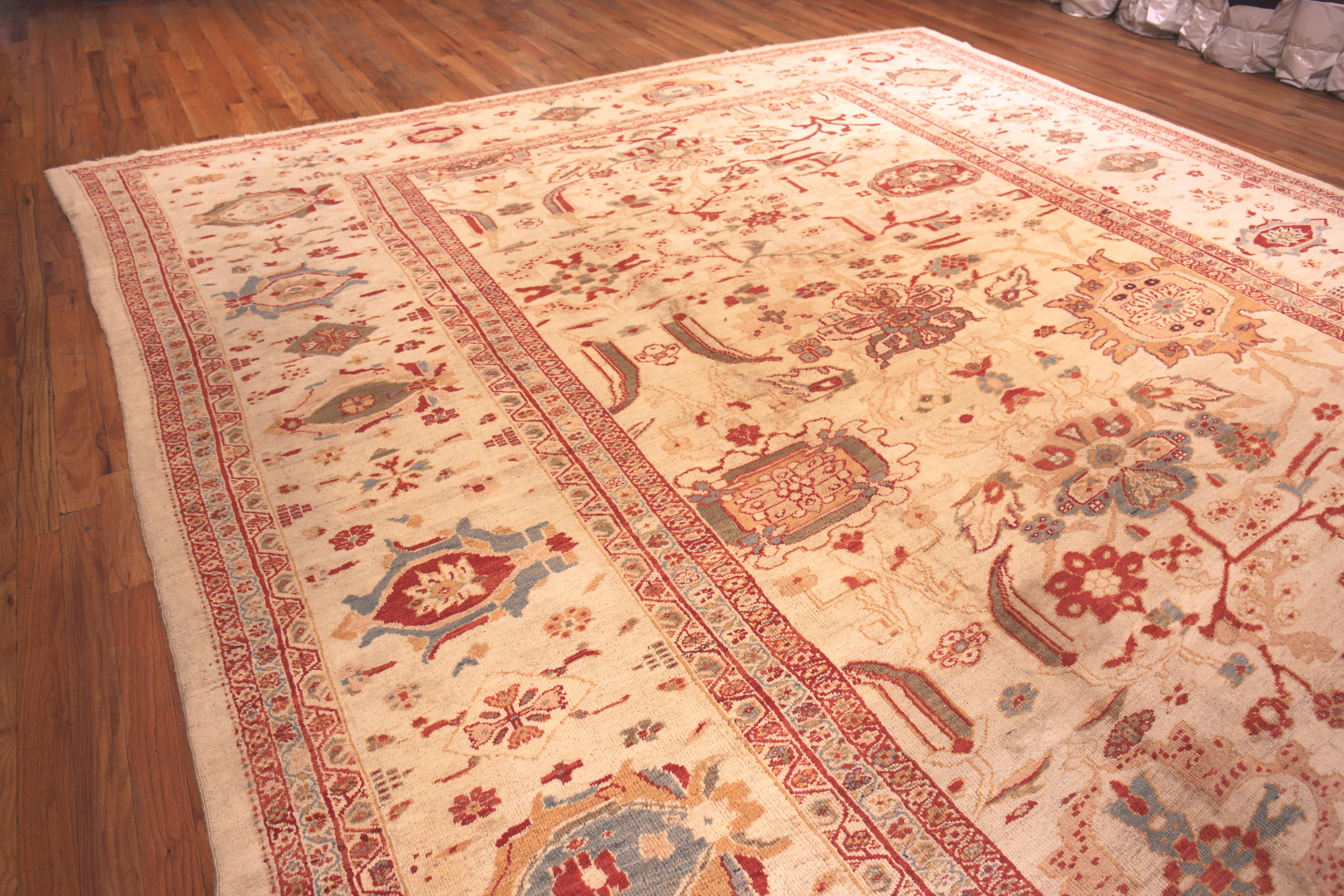 Antiker persischer Ziegler Sultanabad-Teppich aus Sultanabad. 14 Fuß x 26 Fuß im Zustand „Gut“ im Angebot in New York, NY