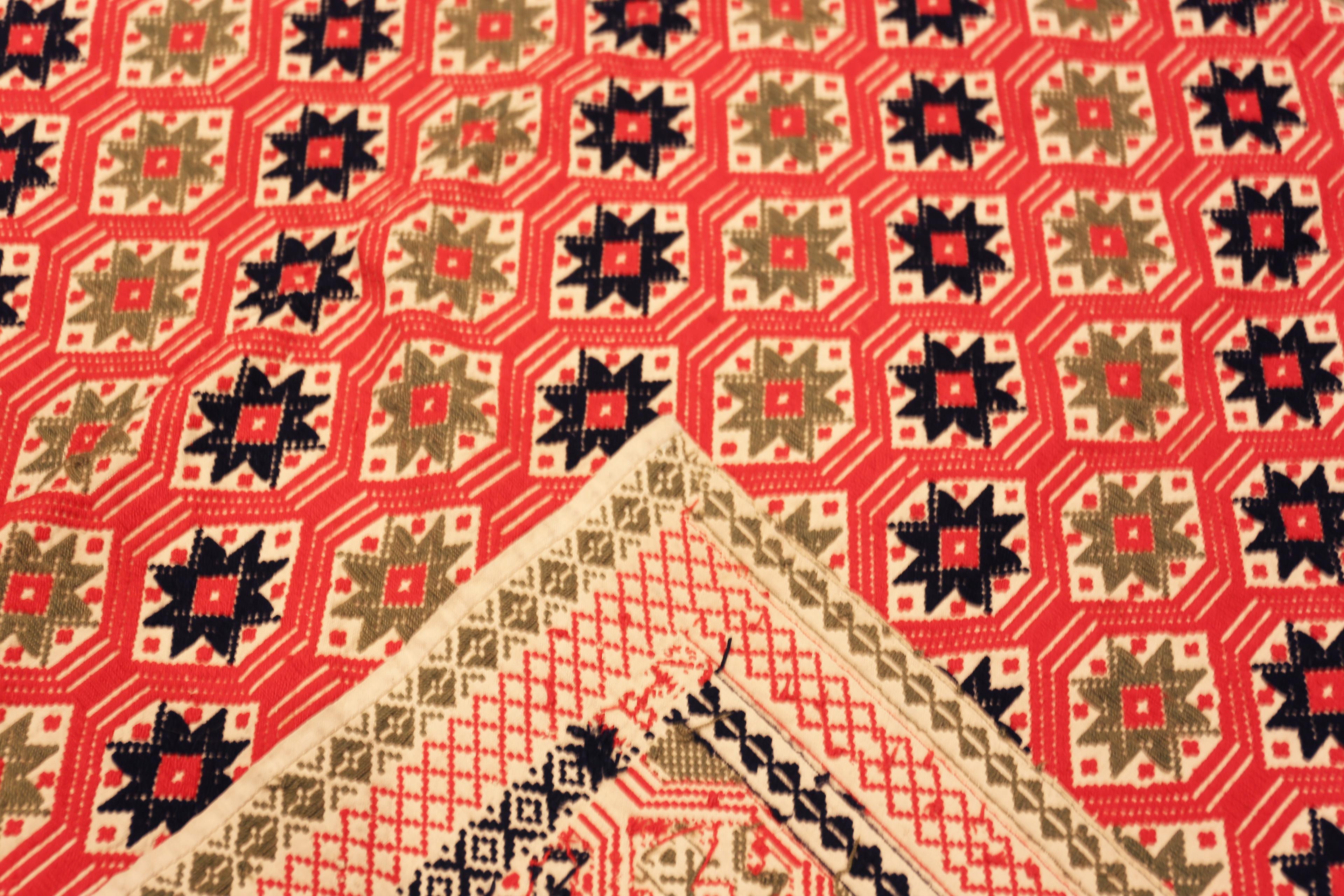 Noué à la main Collection Nazmiyal Collection Antique Scandinavian Textile 4 ft 5 in x 6 ft en vente