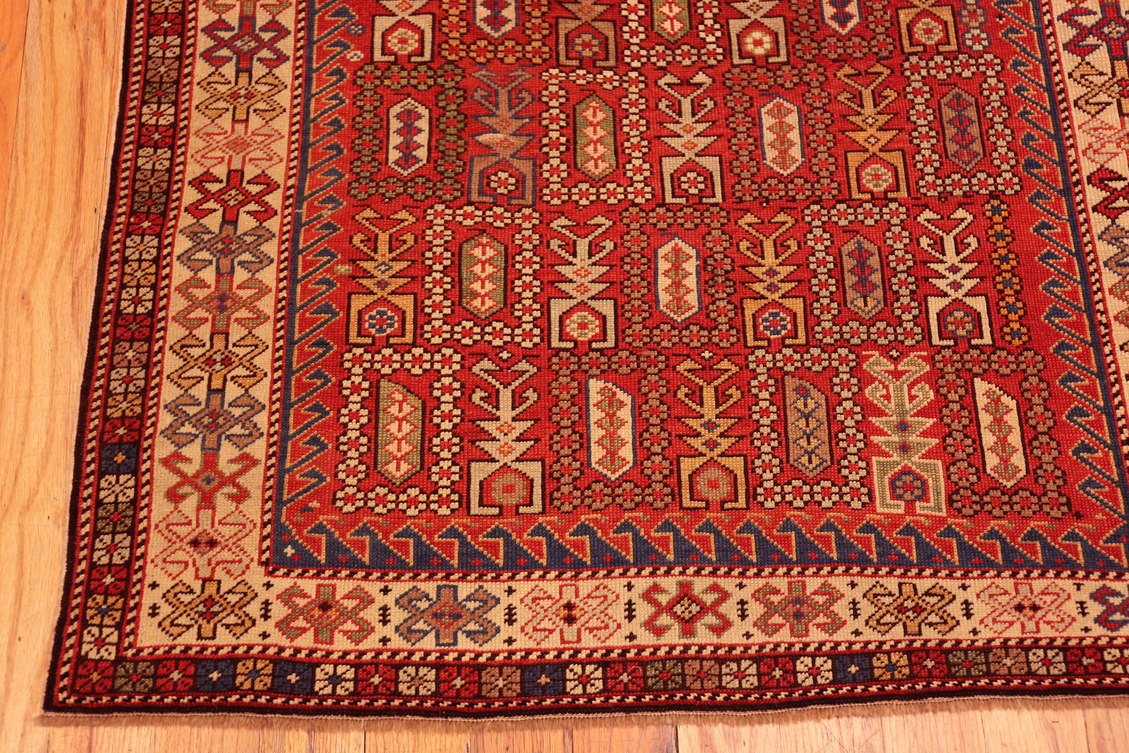 Collection Nazmiyal Collection Antique Shirvan Tapis géométrique 3 ft 7 in x 5 ft 4 in en vente 2