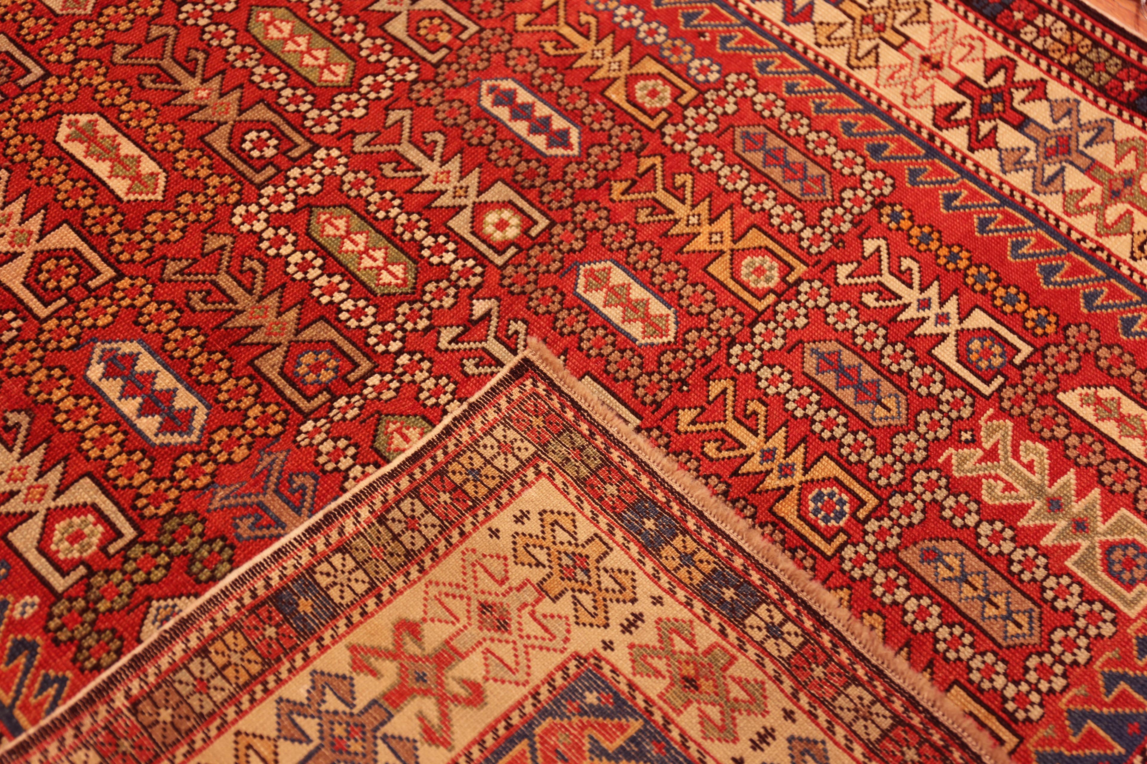Collection Nazmiyal Collection Antique Shirvan Tapis géométrique 3 ft 7 in x 5 ft 4 in en vente 3