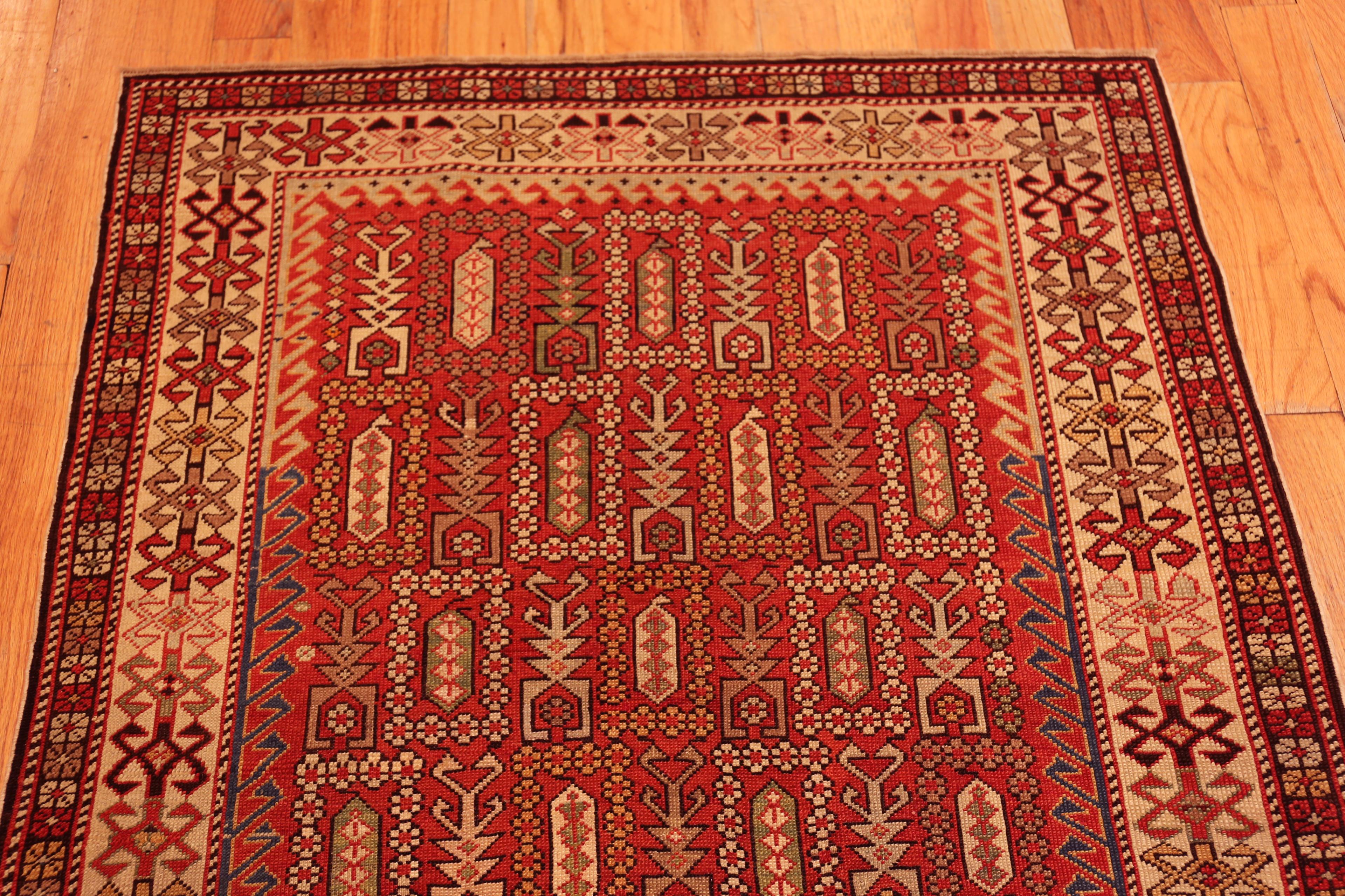 Tribal Collection Nazmiyal Collection Antique Shirvan Tapis géométrique 3 ft 7 in x 5 ft 4 in en vente