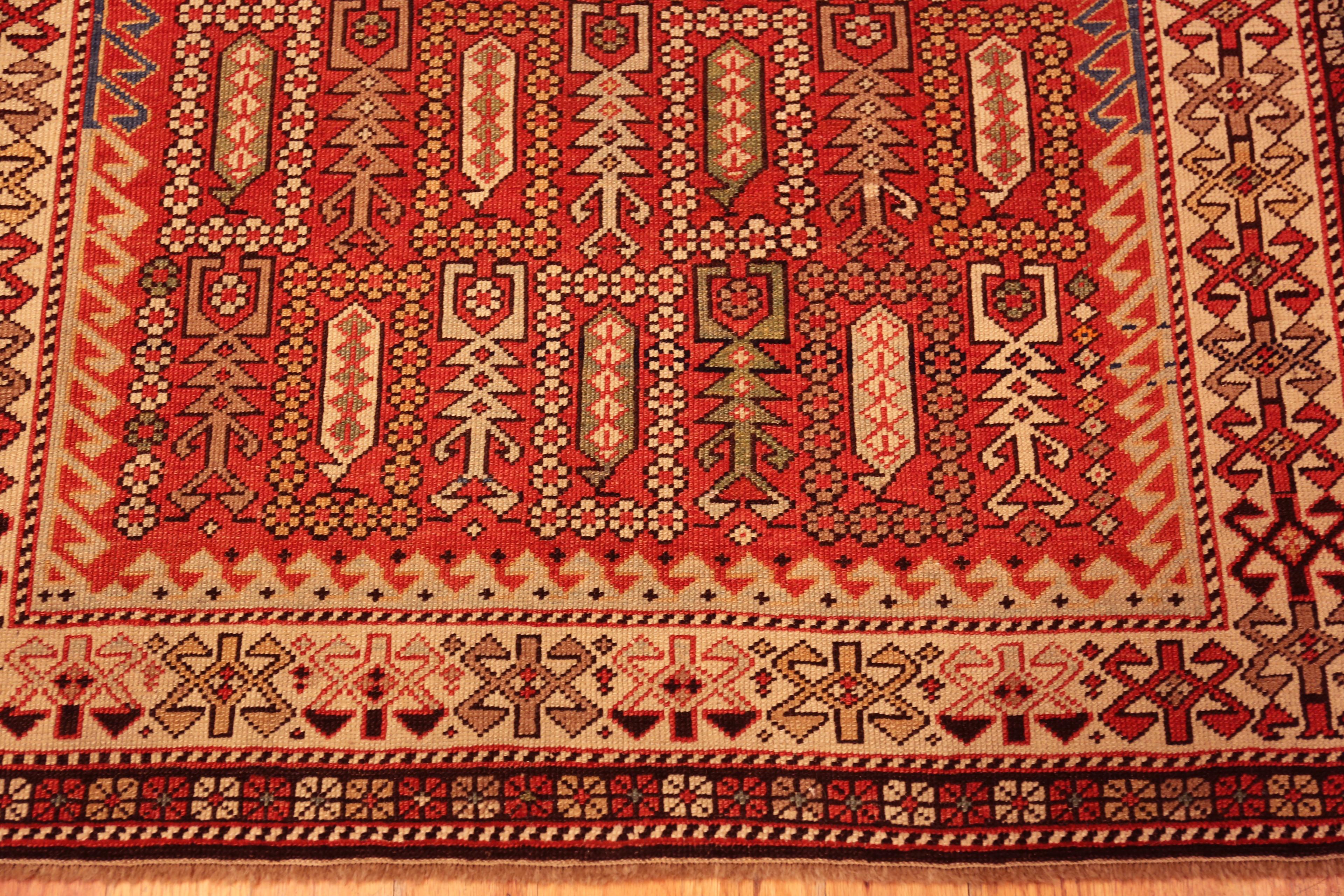 Collection Nazmiyal Collection Antique Shirvan Tapis géométrique 3 ft 7 in x 5 ft 4 in Bon état - En vente à New York, NY