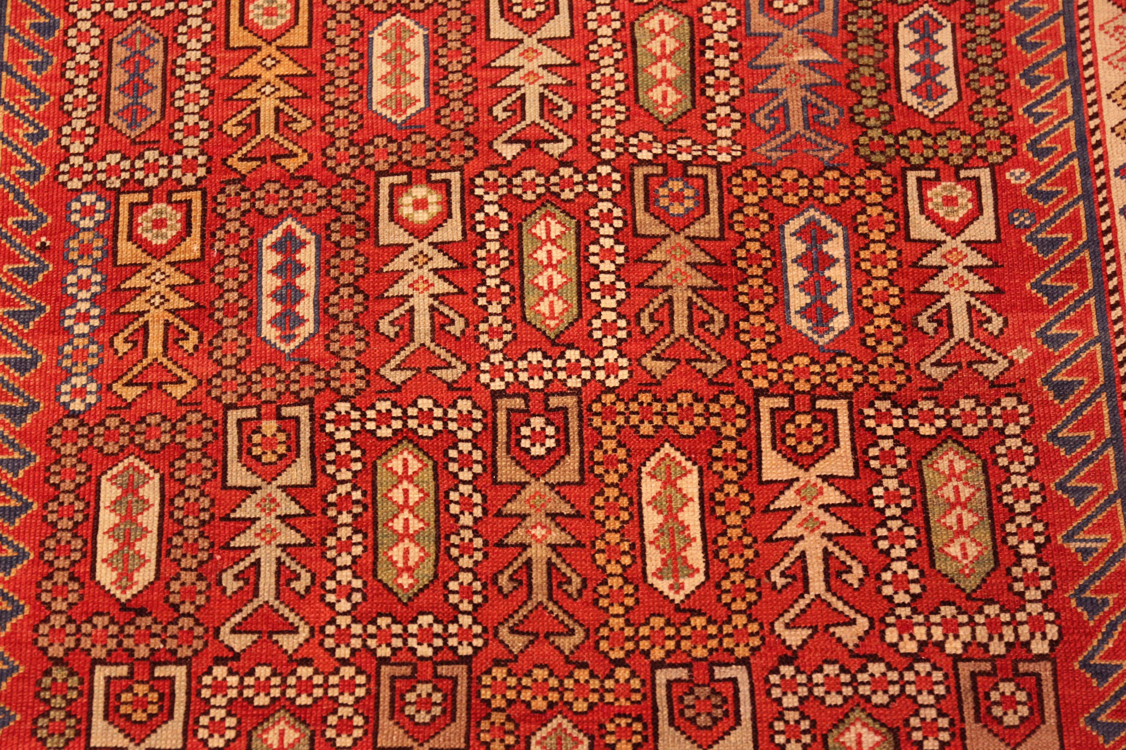 20ième siècle Collection Nazmiyal Collection Antique Shirvan Tapis géométrique 3 ft 7 in x 5 ft 4 in en vente