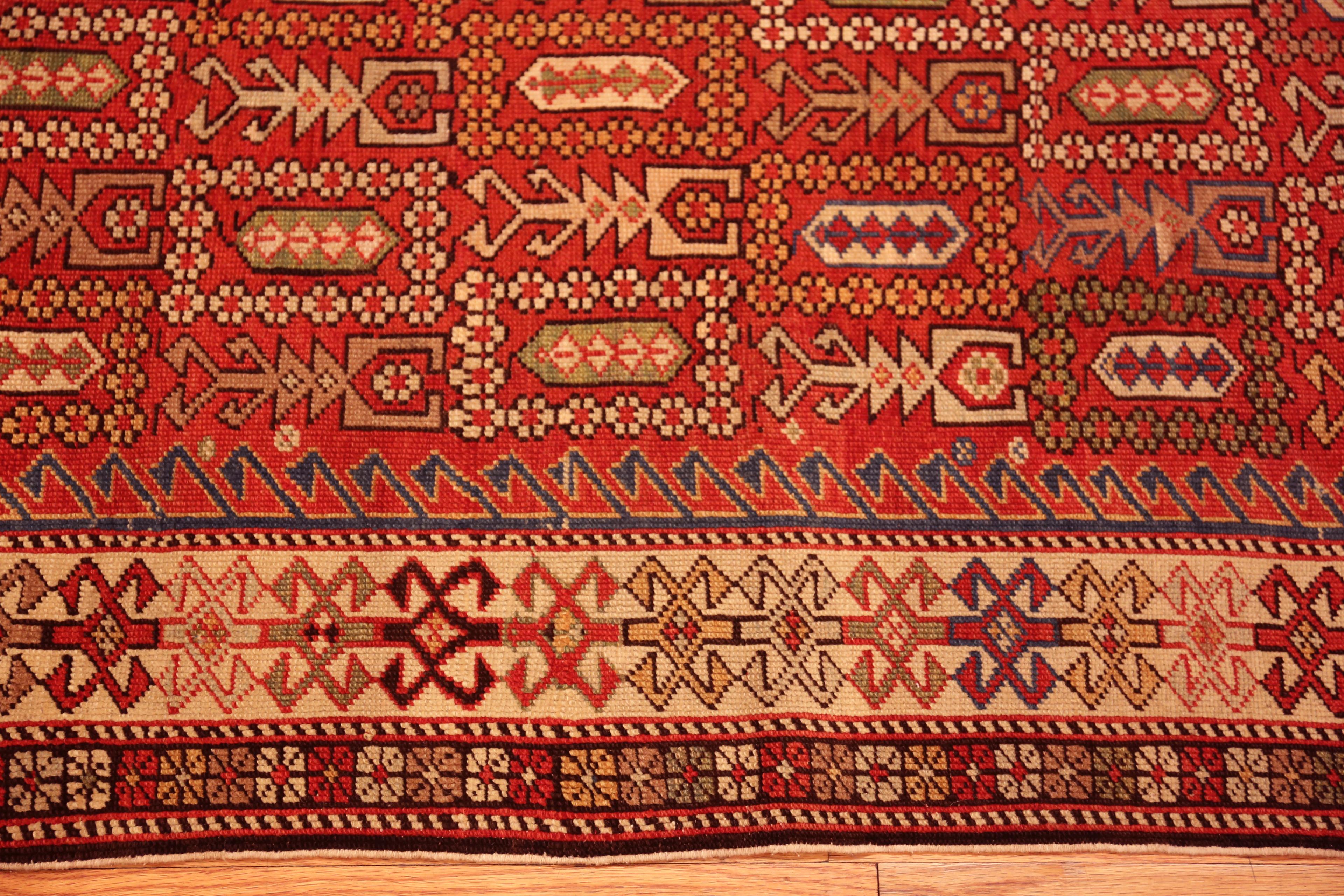Collection Nazmiyal Collection Antique Shirvan Tapis géométrique 3 ft 7 in x 5 ft 4 in en vente 1