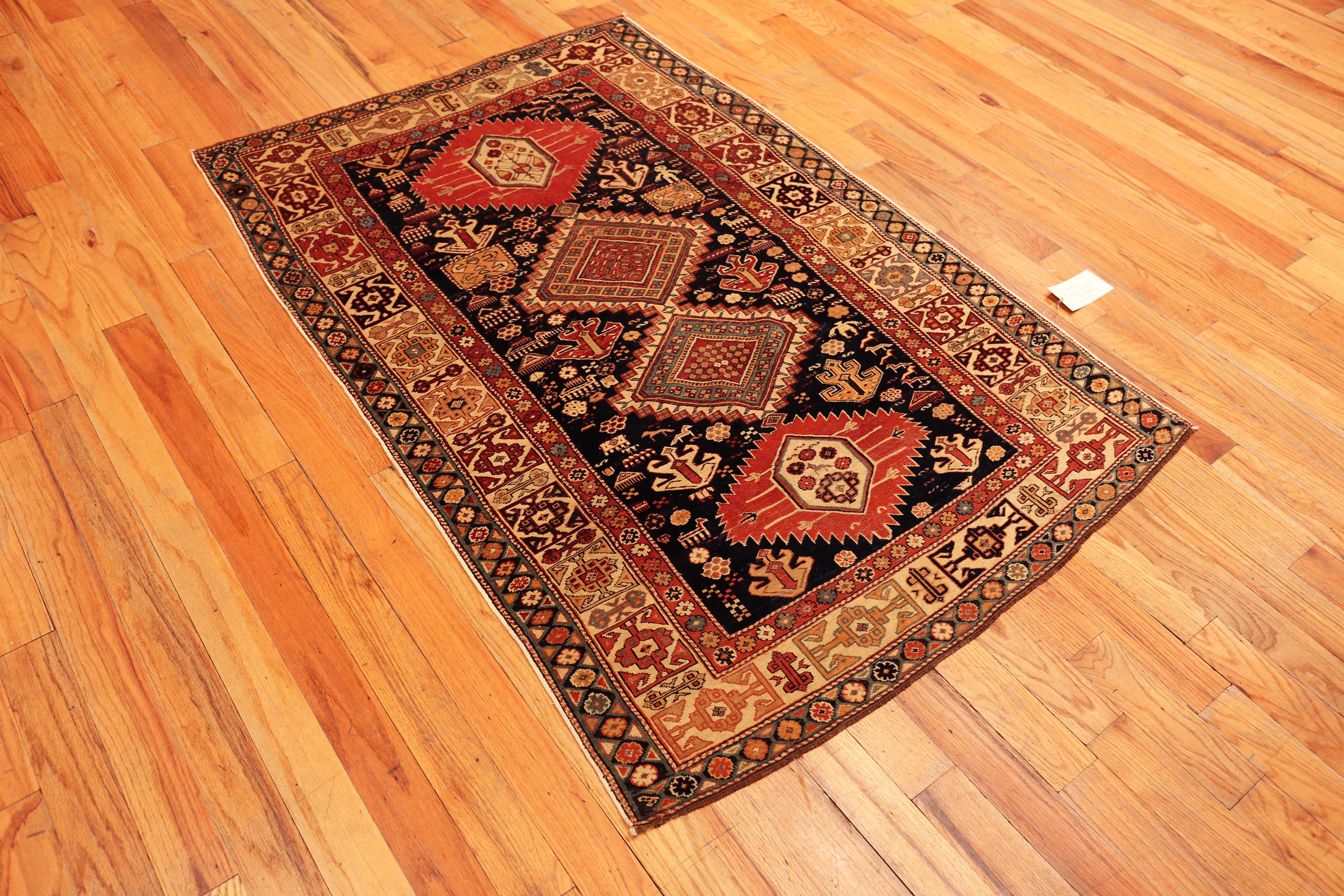  Tapis ancien de Shirvan avec motifs tribaux et animaux