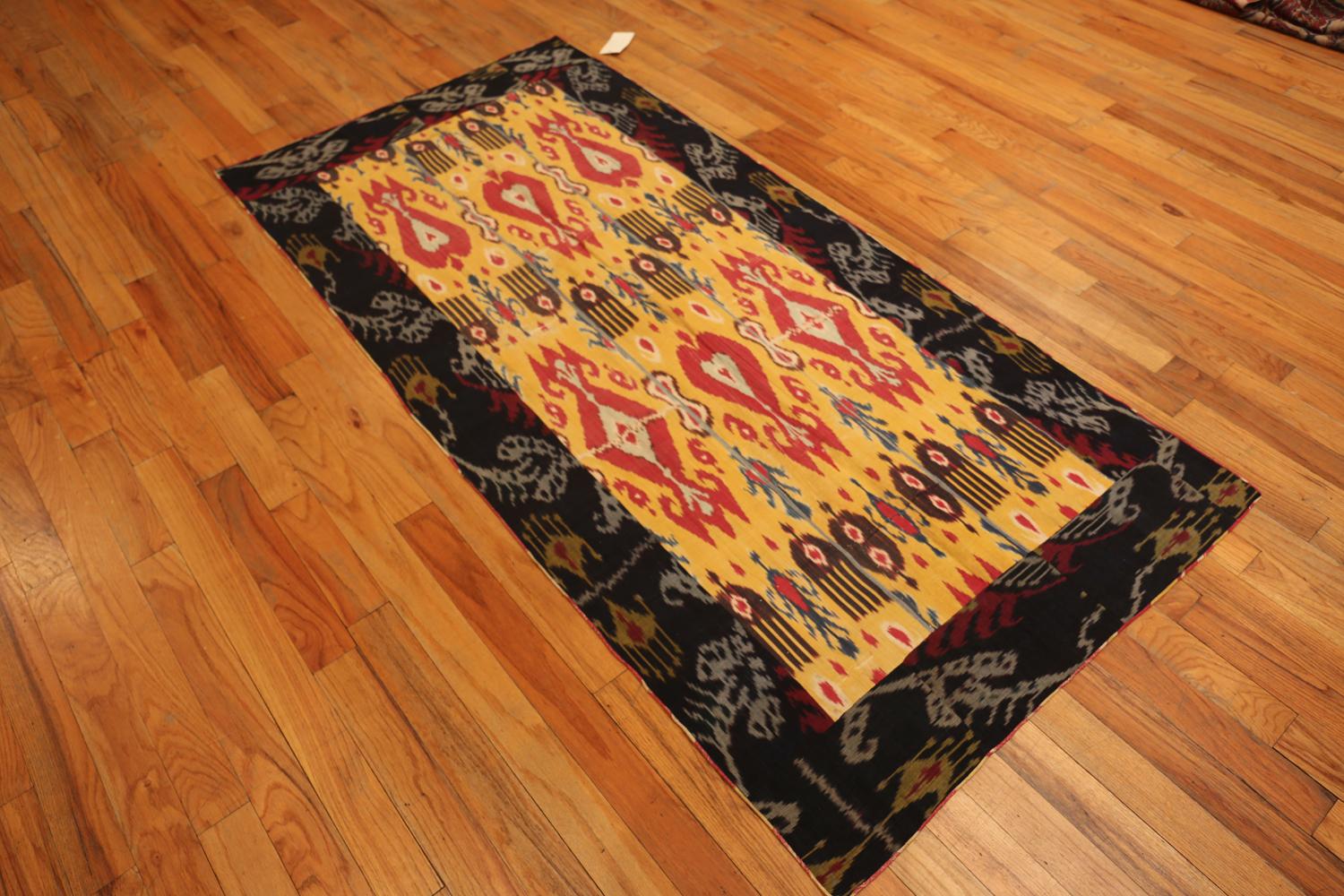 Nazmiyal Collection Ikat de seda antiguo Suzani uzbeko 3 pies 8 pulgadas x 7 pies 7 pulgadas Uzbeko en venta