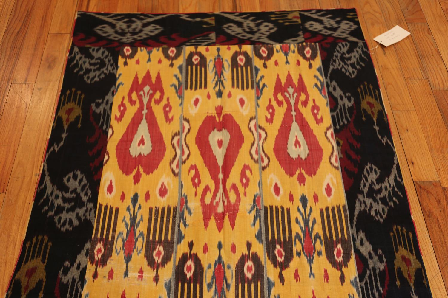 Nazmiyal Collection Ikat de seda antiguo Suzani uzbeko 3 pies 8 pulgadas x 7 pies 7 pulgadas Anudado a mano en venta