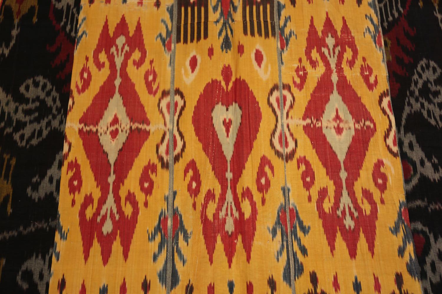 Nazmiyal Collection Ikat de seda antiguo Suzani uzbeko 3 pies 8 pulgadas x 7 pies 7 pulgadas en Bueno estado para la venta en New York, NY