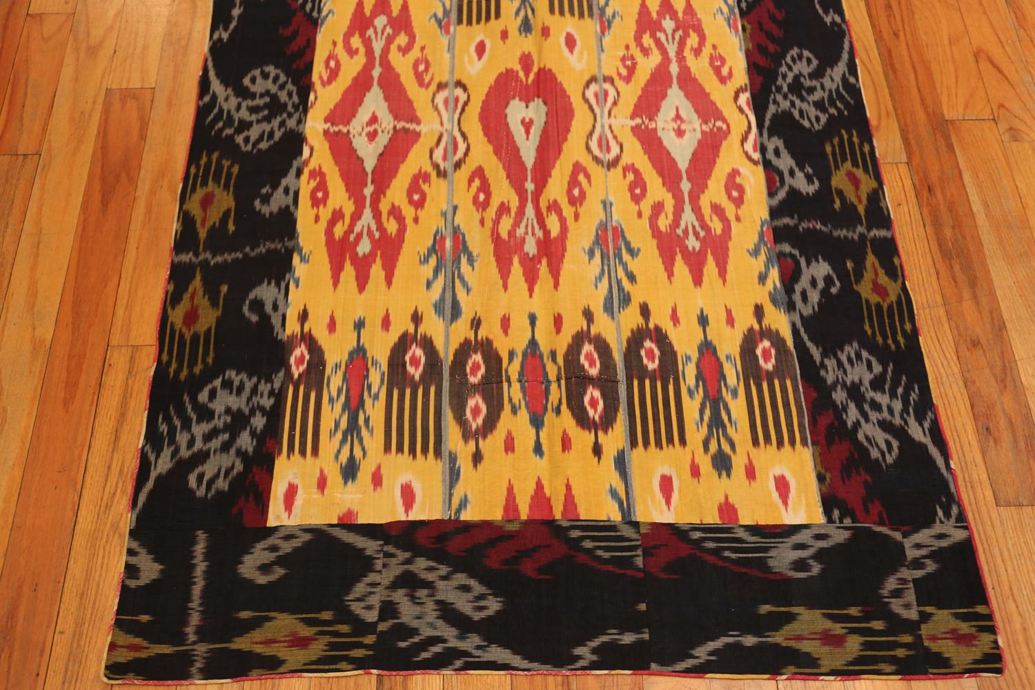 Nazmiyal Collection Ikat de seda antiguo Suzani uzbeko 3 pies 8 pulgadas x 7 pies 7 pulgadas siglo XIX en venta