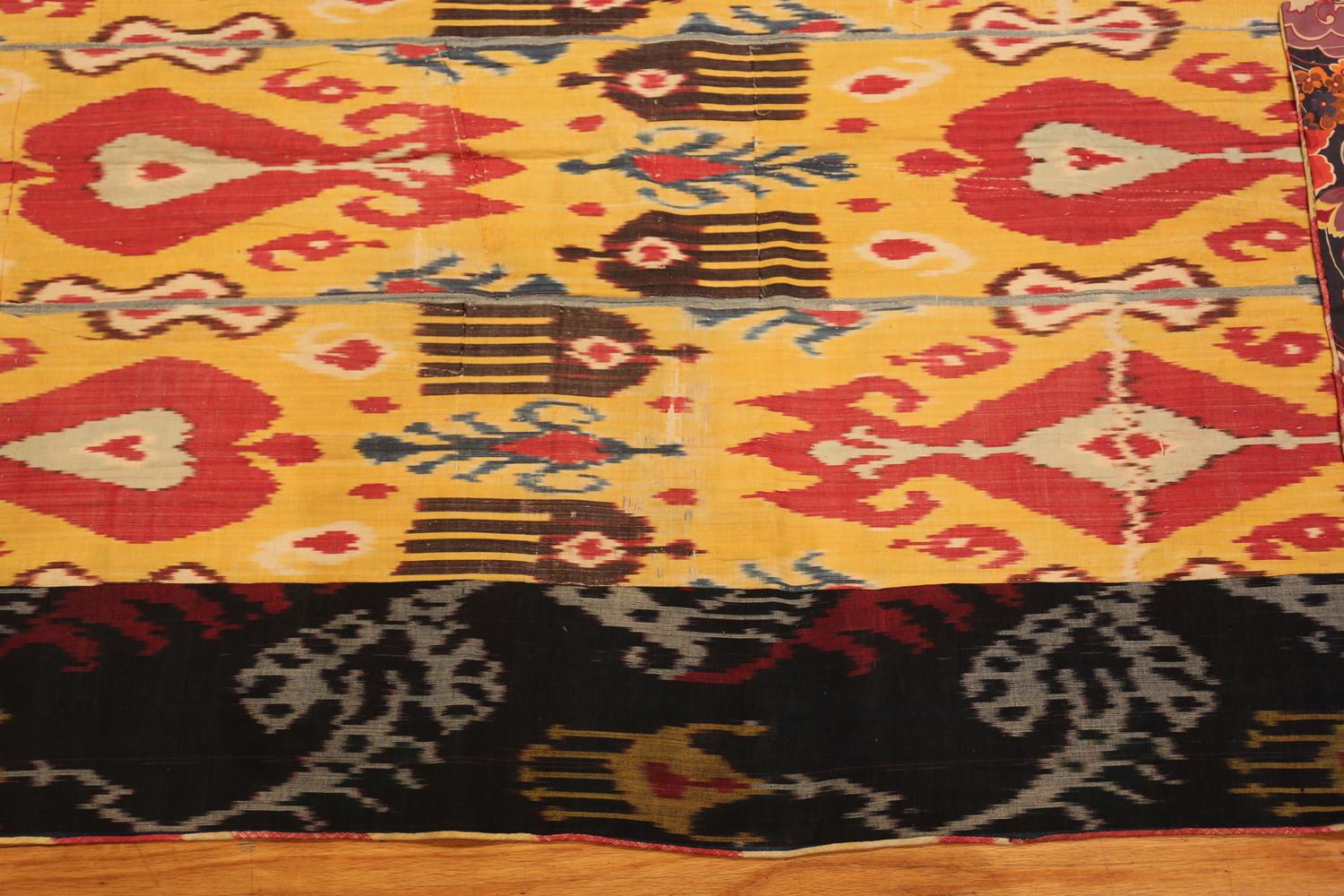 Nazmiyal Collection Ikat de seda antiguo Suzani uzbeko 3 pies 8 pulgadas x 7 pies 7 pulgadas Seda en venta