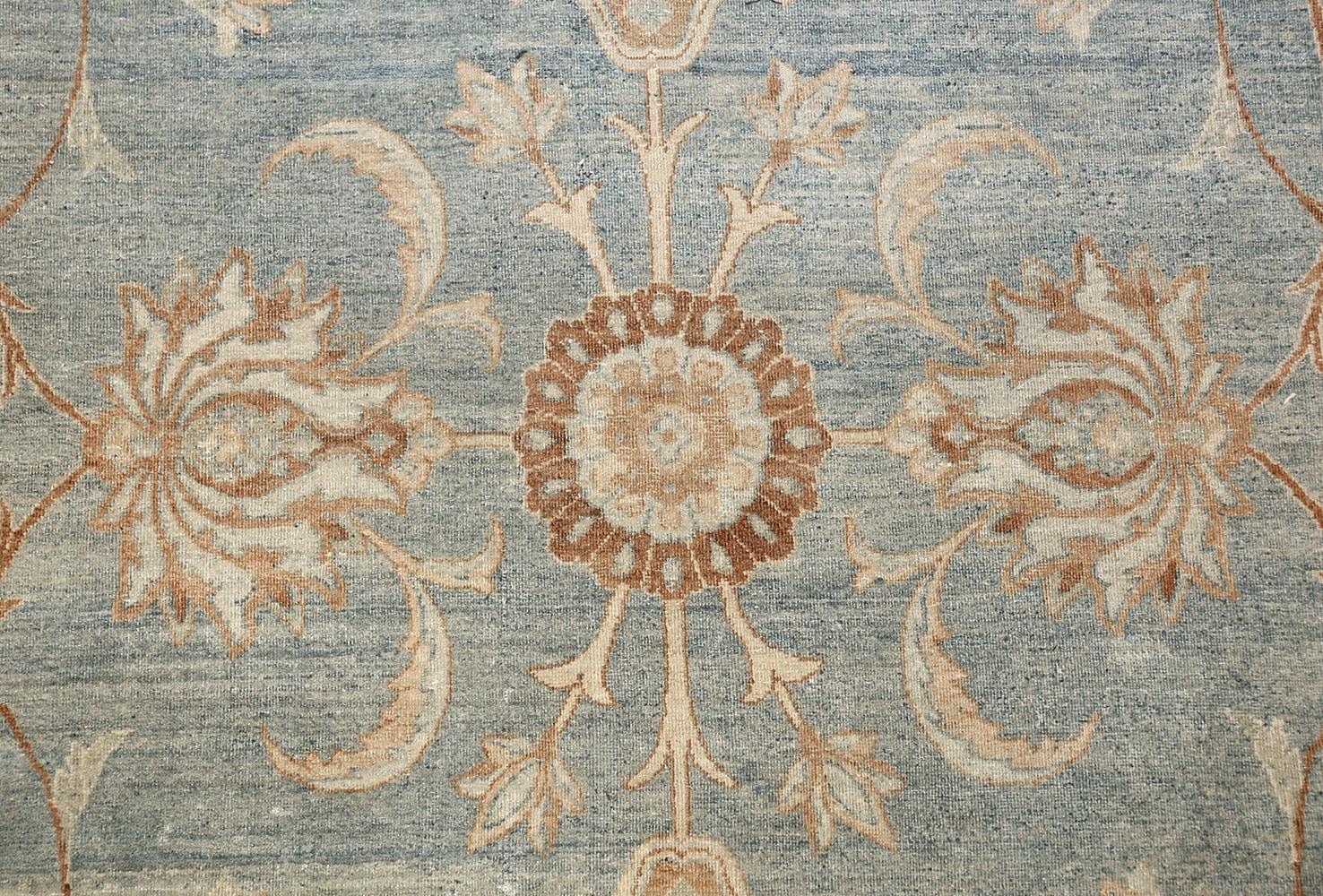 Antiker Himmelblauer persischer Kerman-Teppich. 10 ft 9 in x 20 ft (Persisch) im Angebot