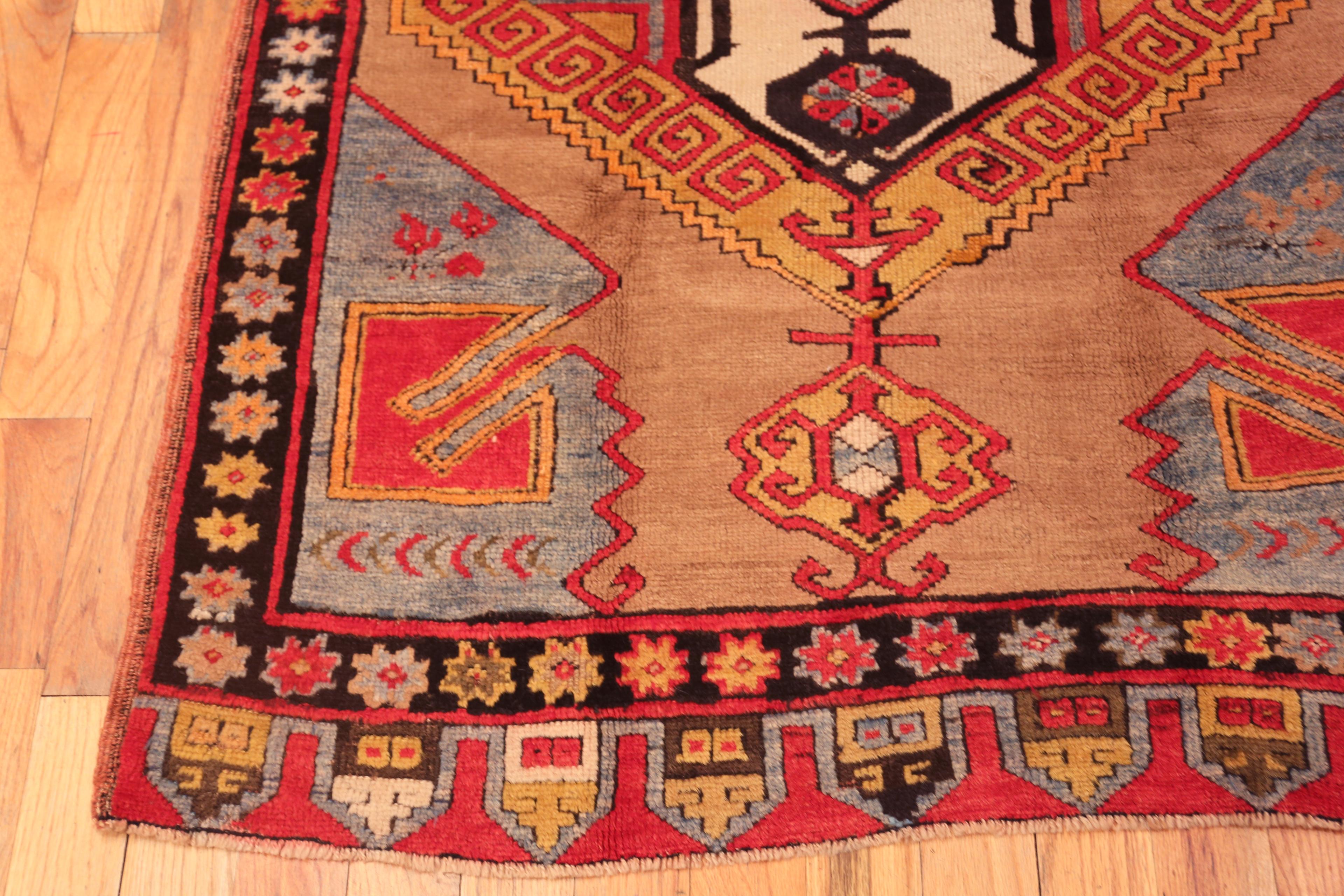 Nazmiyal Collection Antike Türkei Karapinar Teppich 3 ft 9 in x 5 ft 9 in (20. Jahrhundert) im Angebot