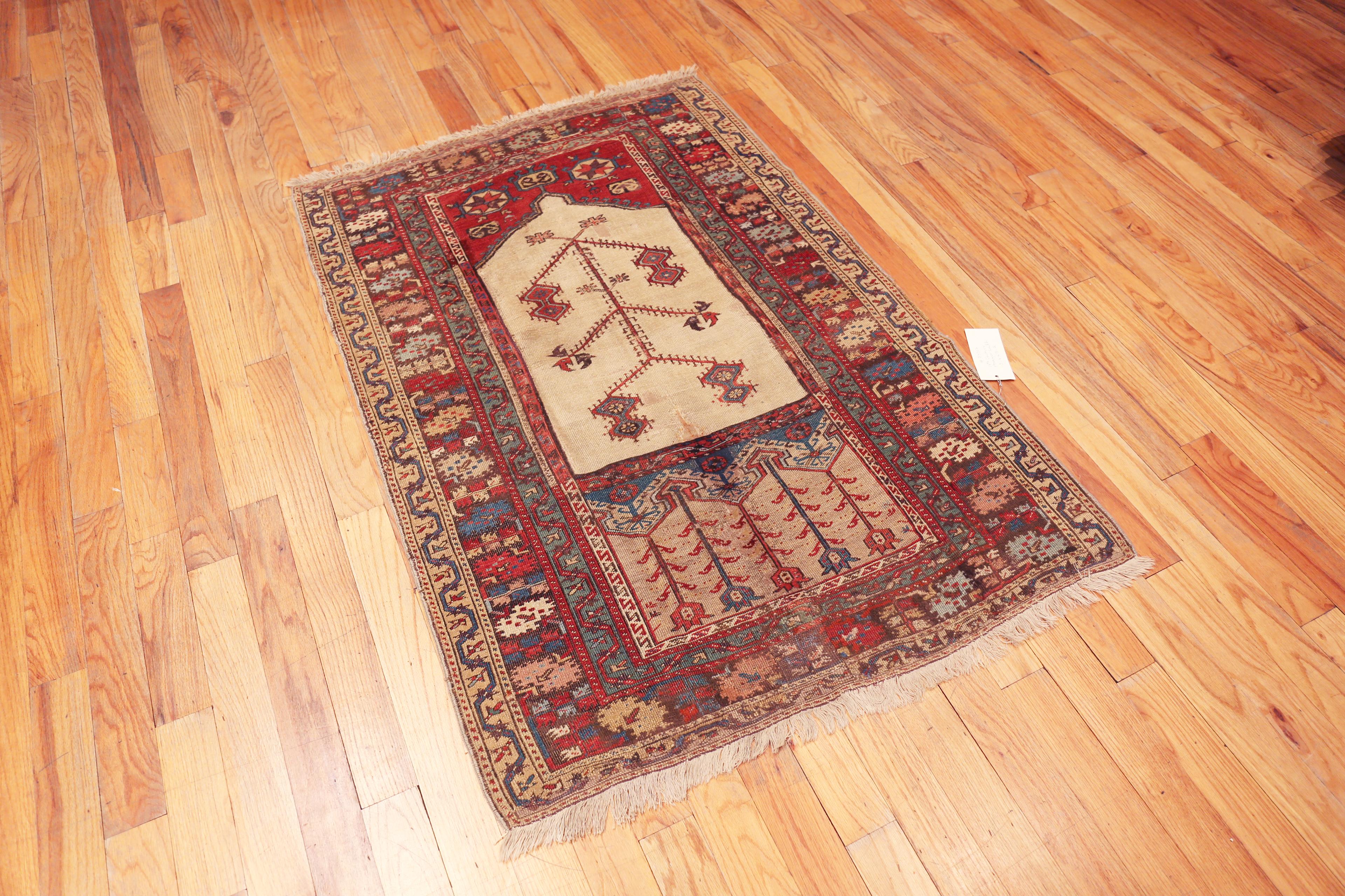 Faszinierender historisch reverierter antiker türkischer Ladik-Gebetsteppich aus dem 17: Türkei, CIRCA Datum: 17. Jahrhundert