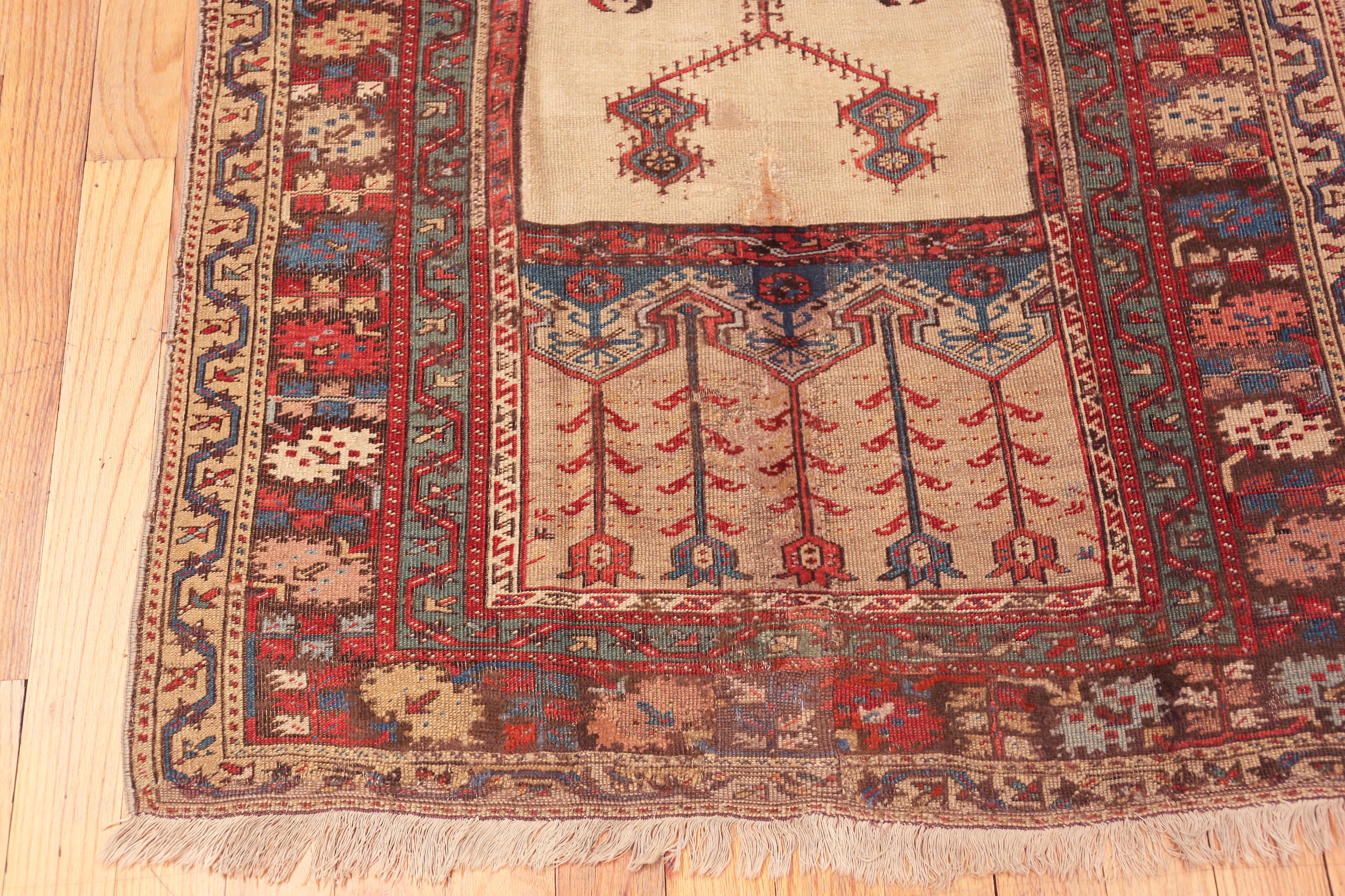 Nazmiyal Collection Antike türkische Ladik Gebetsteppich 3 ft 6 in x 5 ft 2 in (Oushak) im Angebot