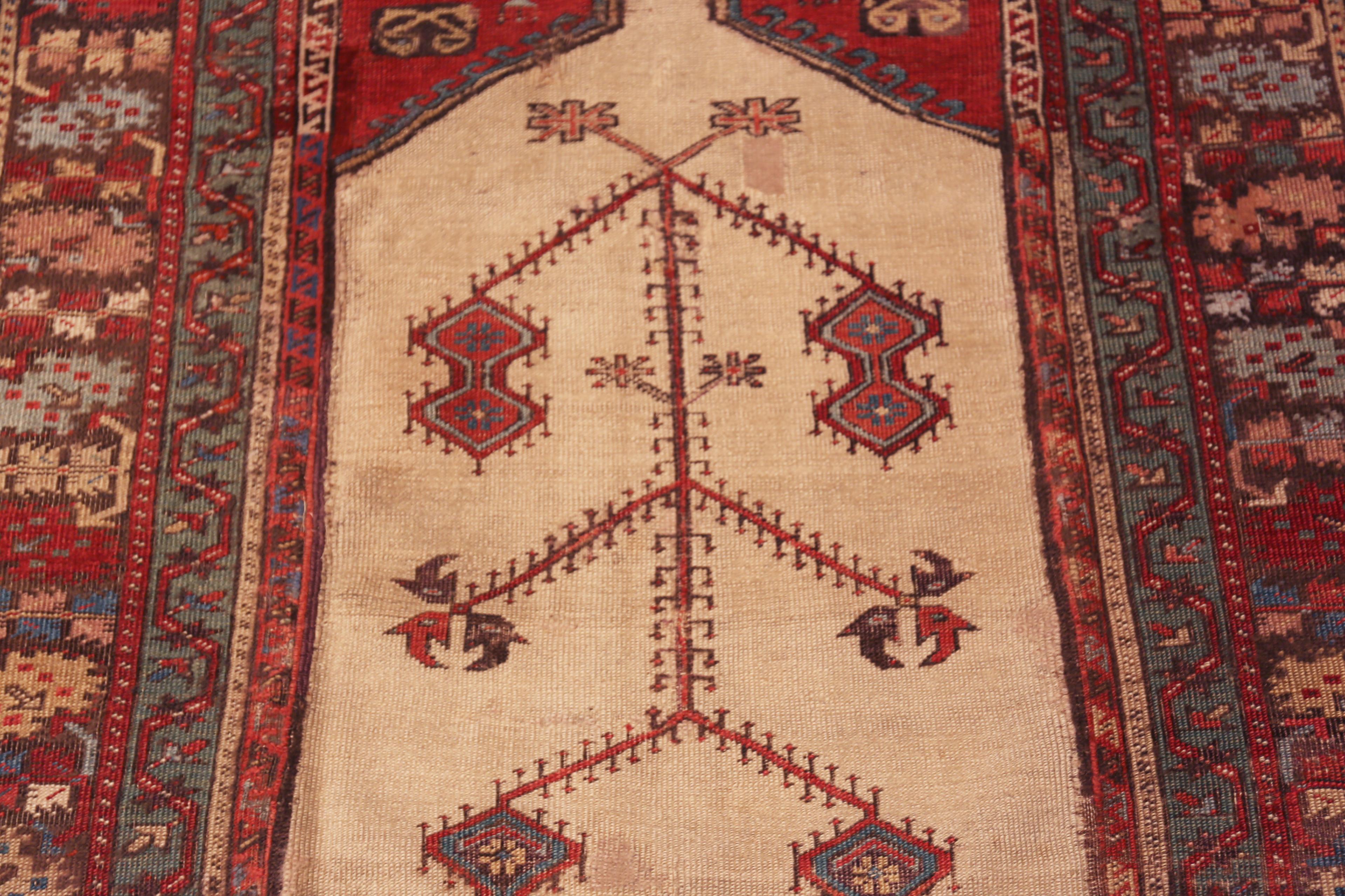 Nazmiyal Collection Antike türkische Ladik Gebetsteppich 3 ft 6 in x 5 ft 2 in (Handgeknüpft) im Angebot