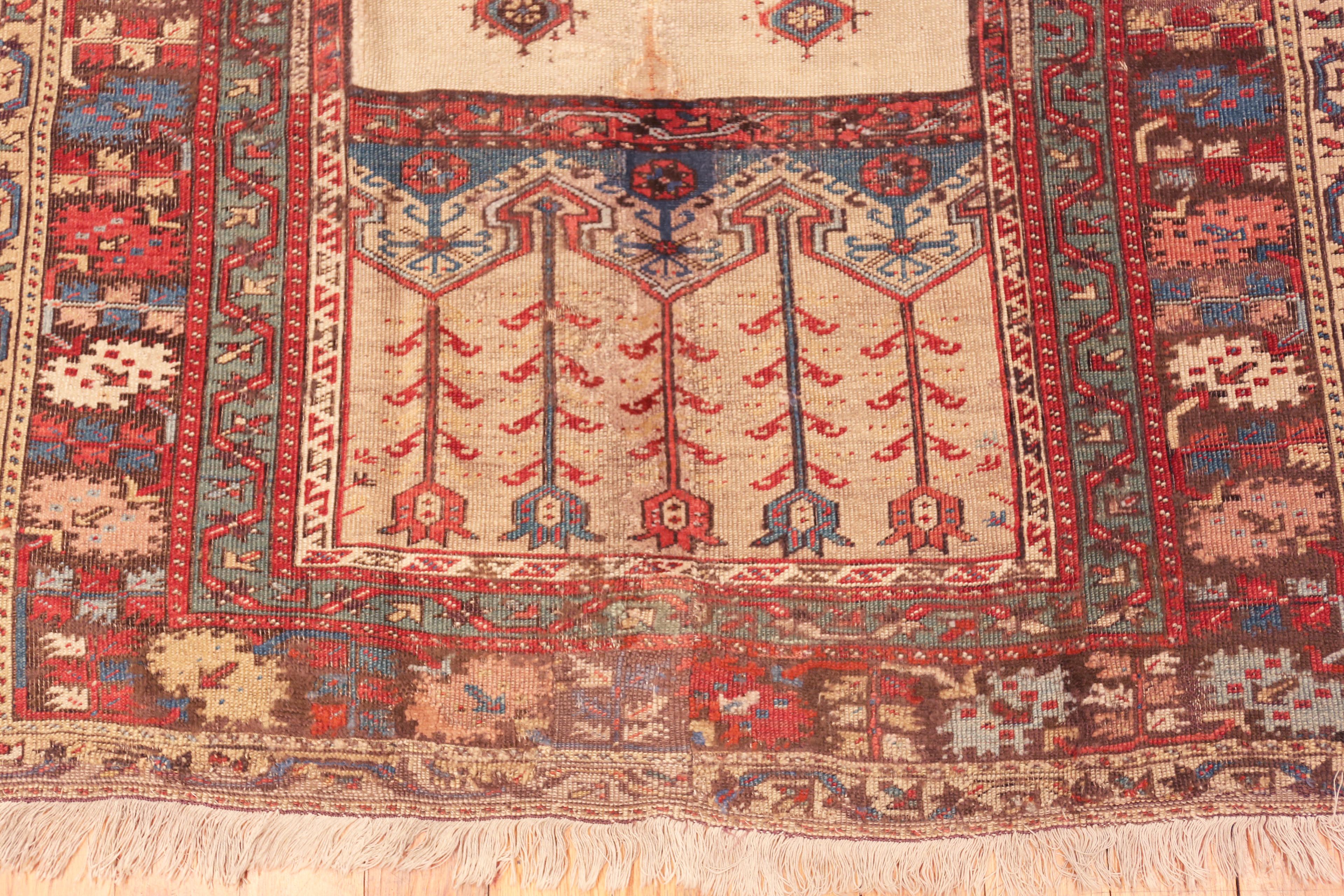 Nazmiyal Collection Antike türkische Ladik Gebetsteppich 3 ft 6 in x 5 ft 2 in im Zustand „Gut“ im Angebot in New York, NY