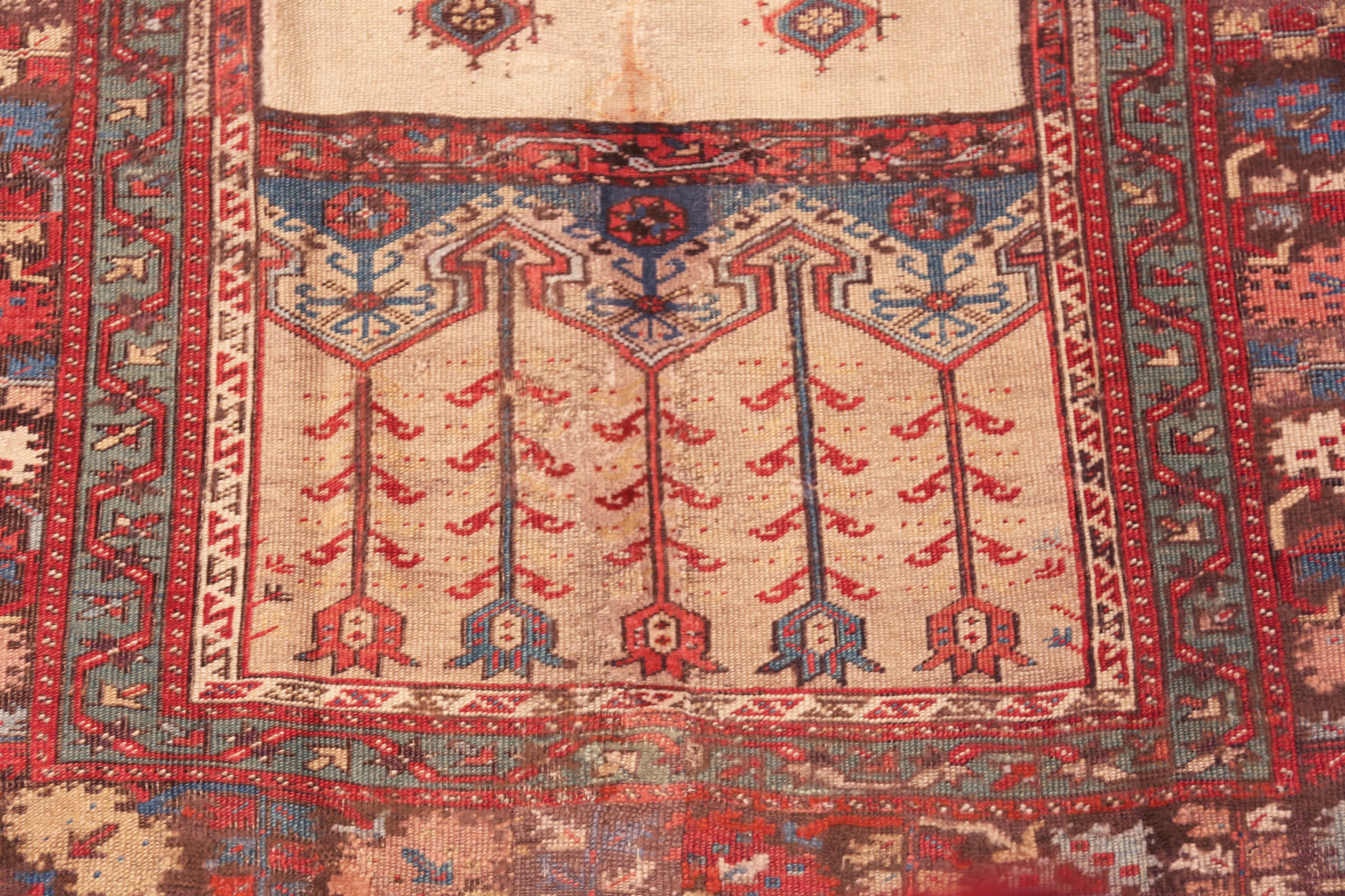 Nazmiyal Collection Antike türkische Ladik Gebetsteppich 3 ft 6 in x 5 ft 2 in (18. Jahrhundert und früher) im Angebot