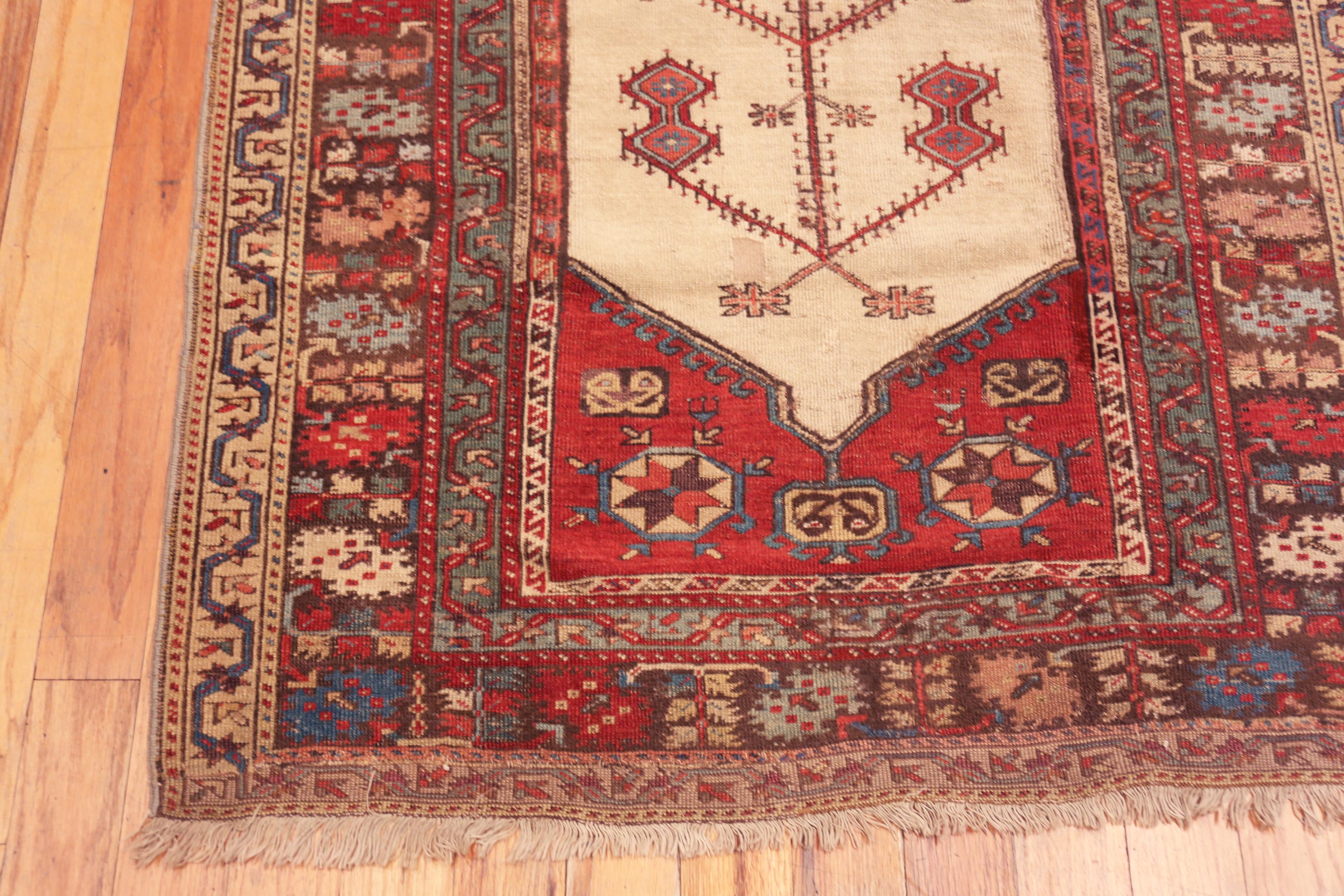 Nazmiyal Collection Antike türkische Ladik Gebetsteppich 3 ft 6 in x 5 ft 2 in (Wolle) im Angebot