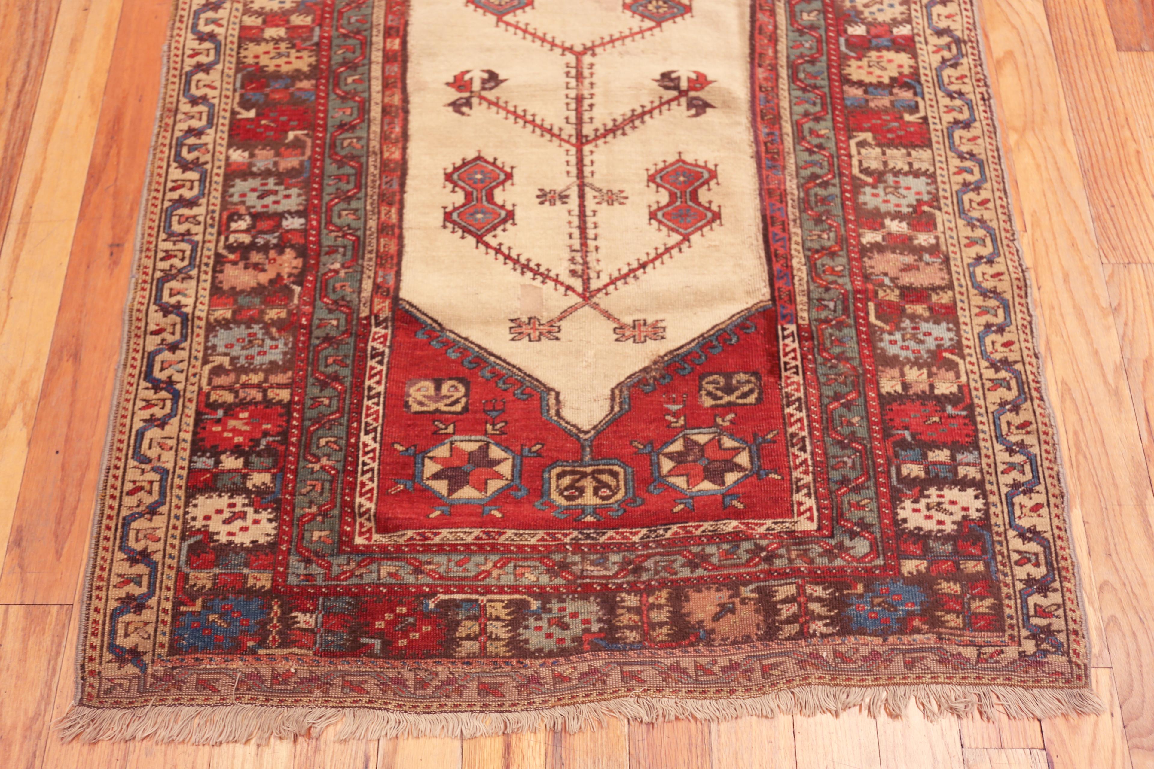 Nazmiyal Collection Antike türkische Ladik Gebetsteppich 3 ft 6 in x 5 ft 2 in im Angebot 1