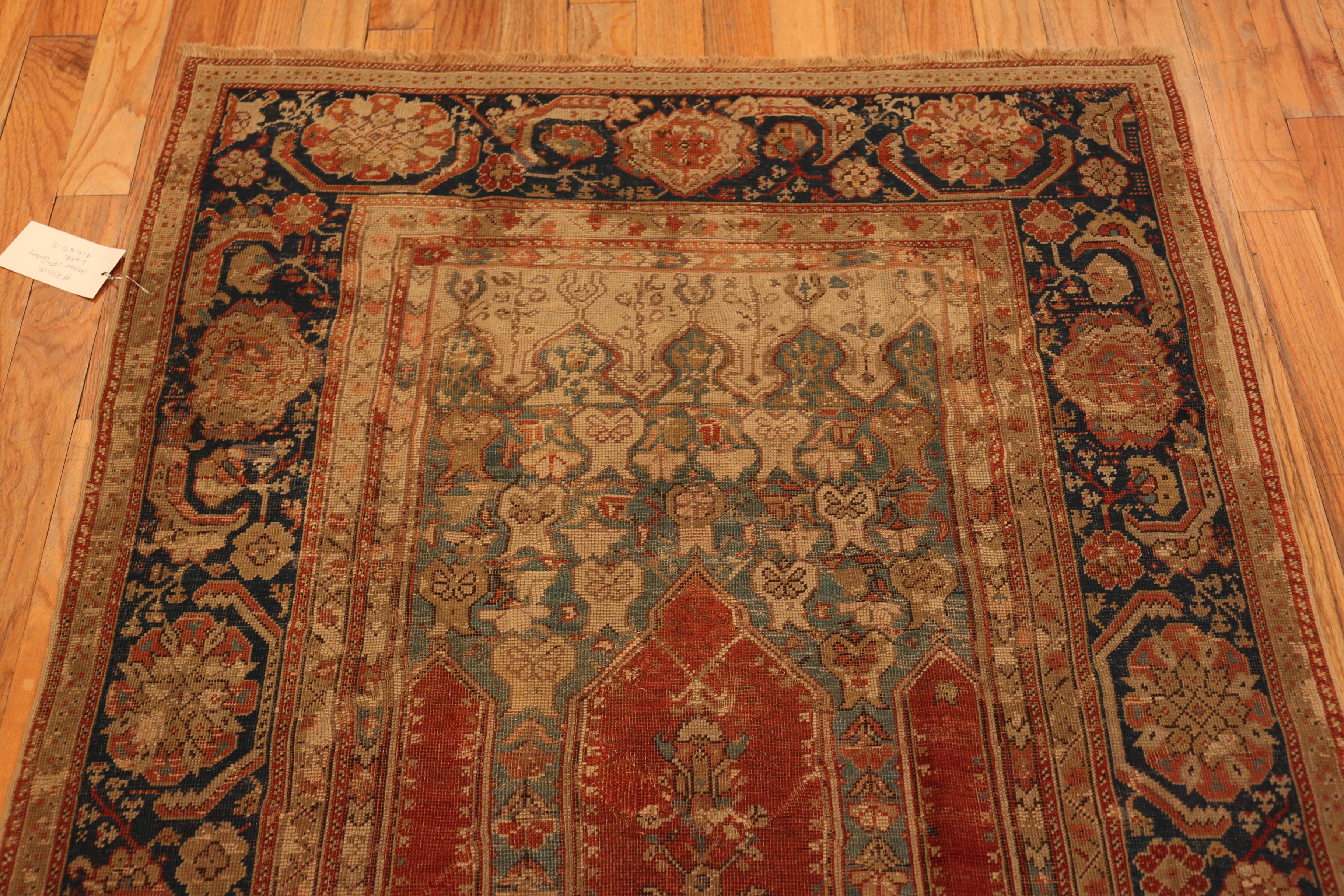 Nazmiyal Collection Antike türkische Ladik Gebetsteppich 4 ft x 5 ft 5 in im Angebot 2