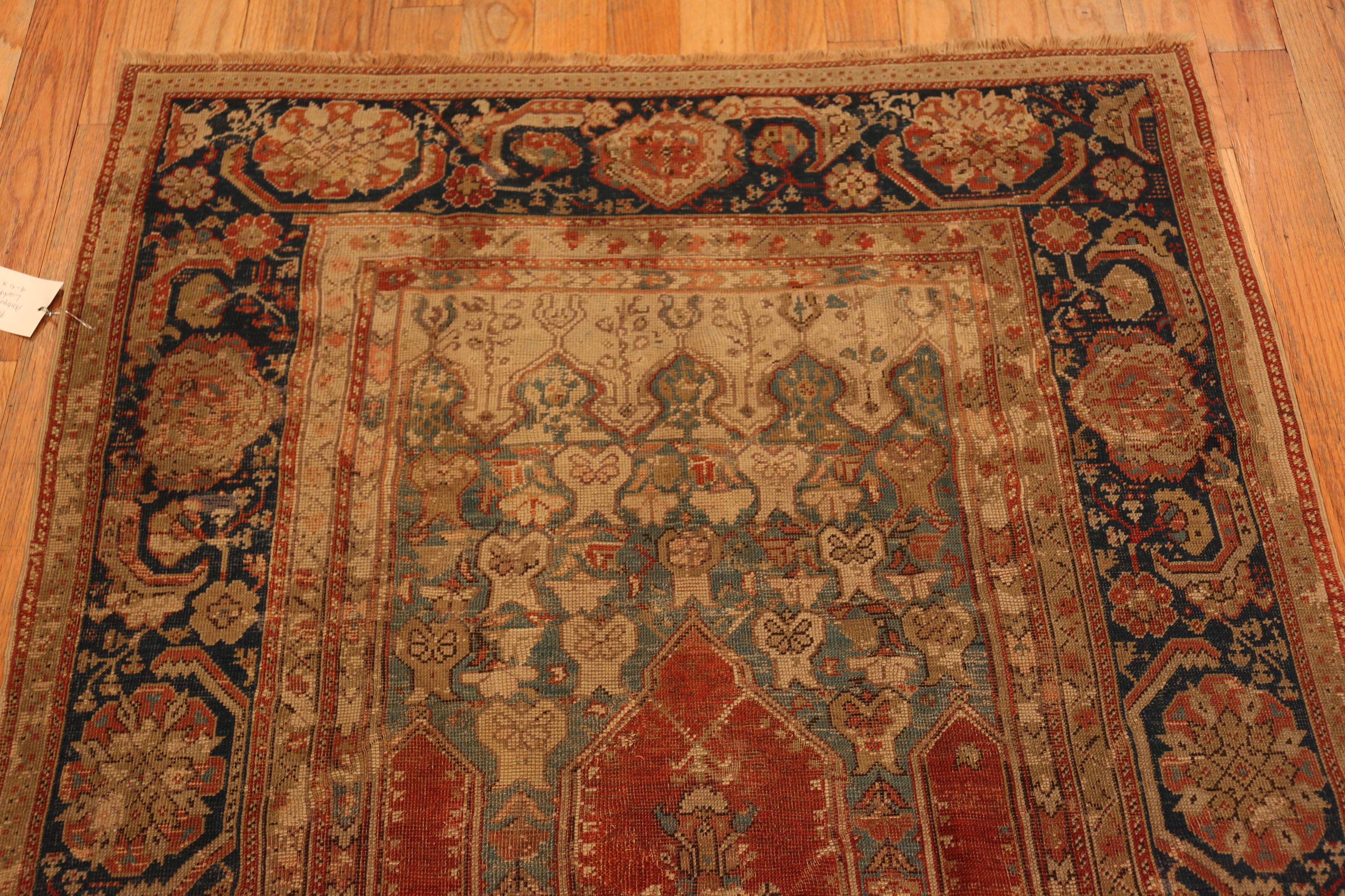 Nazmiyal Collection Antike türkische Ladik Gebetsteppich 4 ft x 5 ft 5 in im Zustand „Gut“ im Angebot in New York, NY
