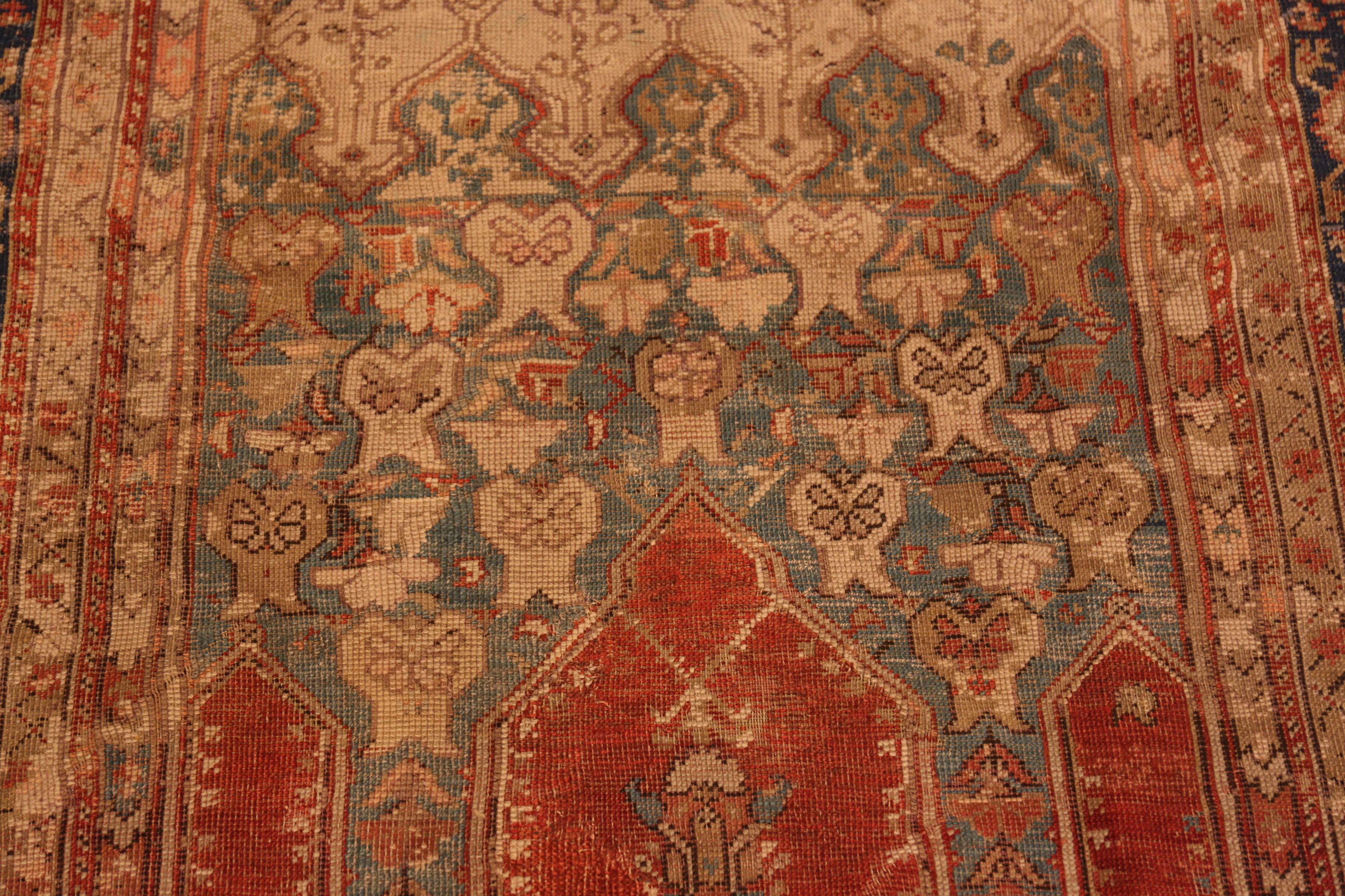 Nazmiyal Collection Antike türkische Ladik Gebetsteppich 4 ft x 5 ft 5 in (18. Jahrhundert und früher) im Angebot