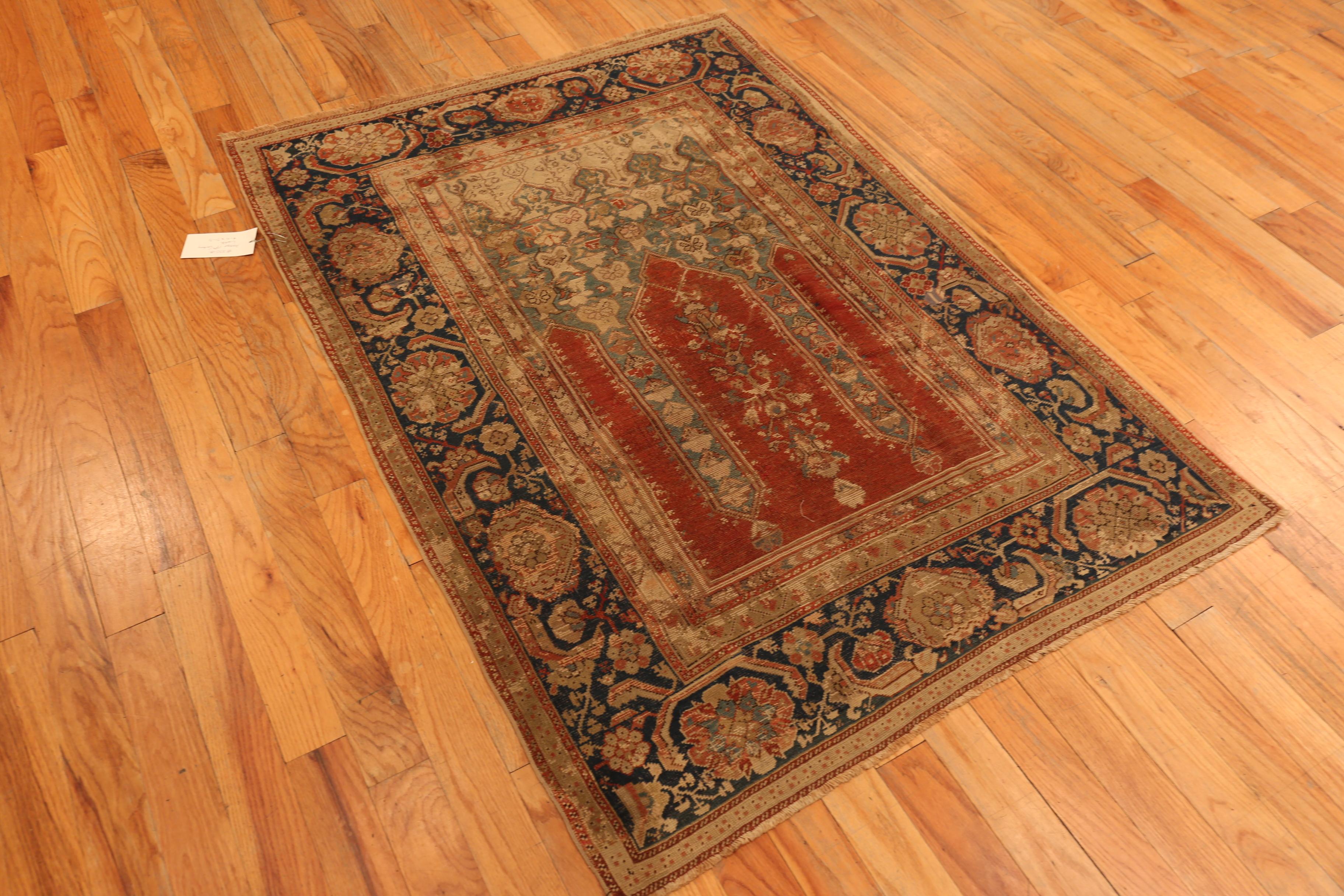 Nazmiyal Collection Antike türkische Ladik Gebetsteppich 4 ft x 5 ft 5 in (Wolle) im Angebot