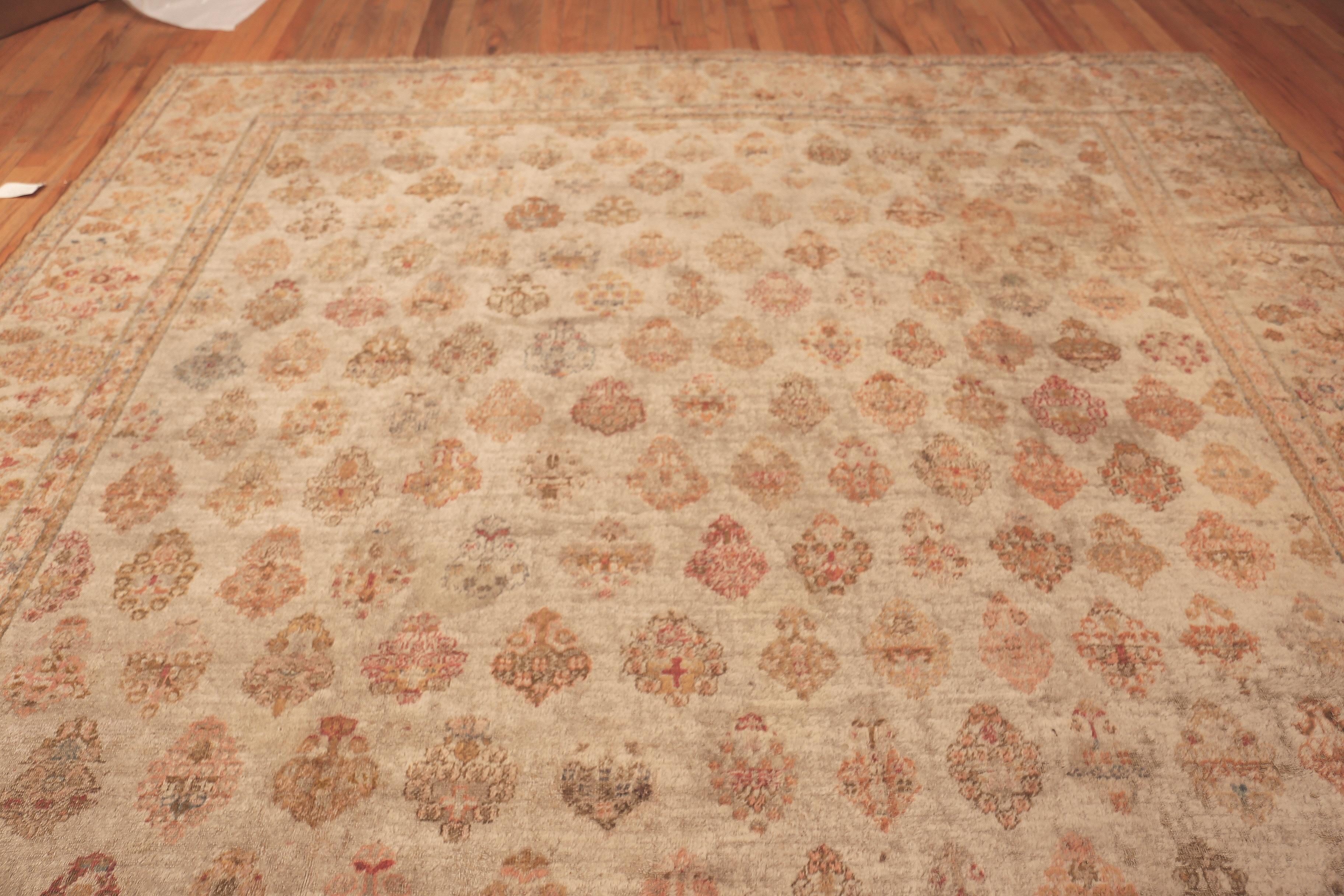 Nazmiyal Collection Antike türkische Oushak Angora Teppich 11 ft 3 in x 12 ft im Zustand „Gut“ im Angebot in New York, NY