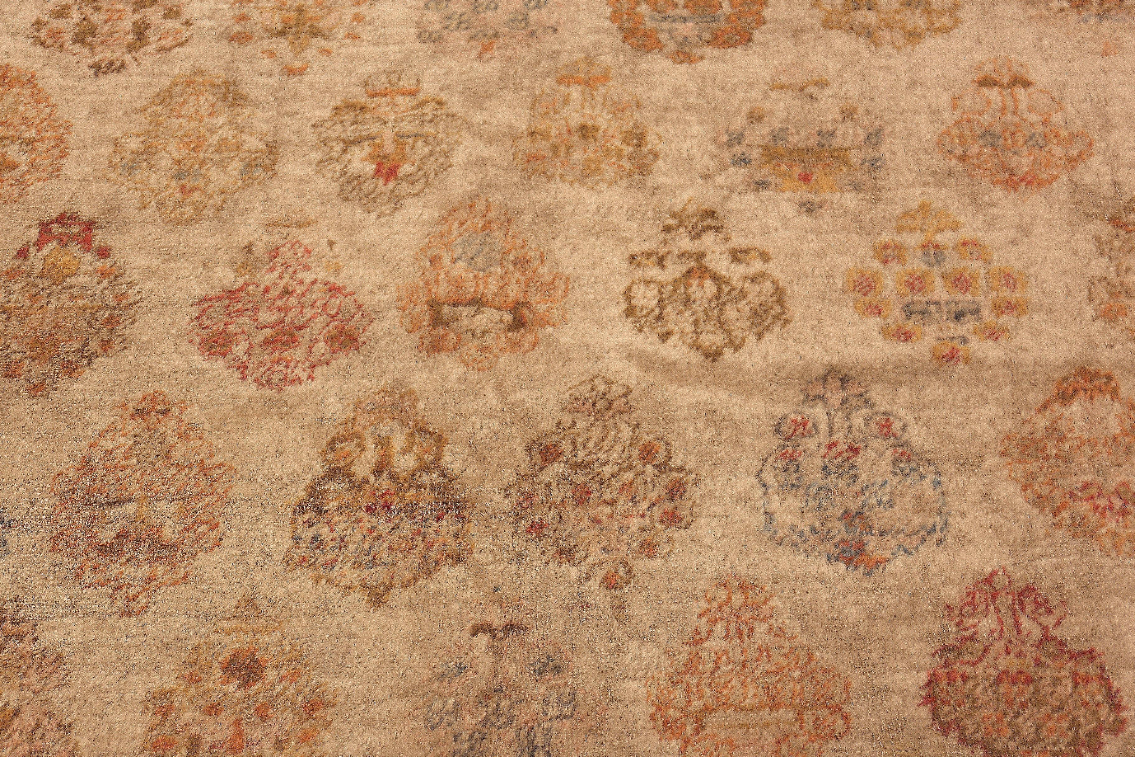 Nazmiyal Collection Antike türkische Oushak Angora Teppich 11 ft 3 in x 12 ft (20. Jahrhundert) im Angebot