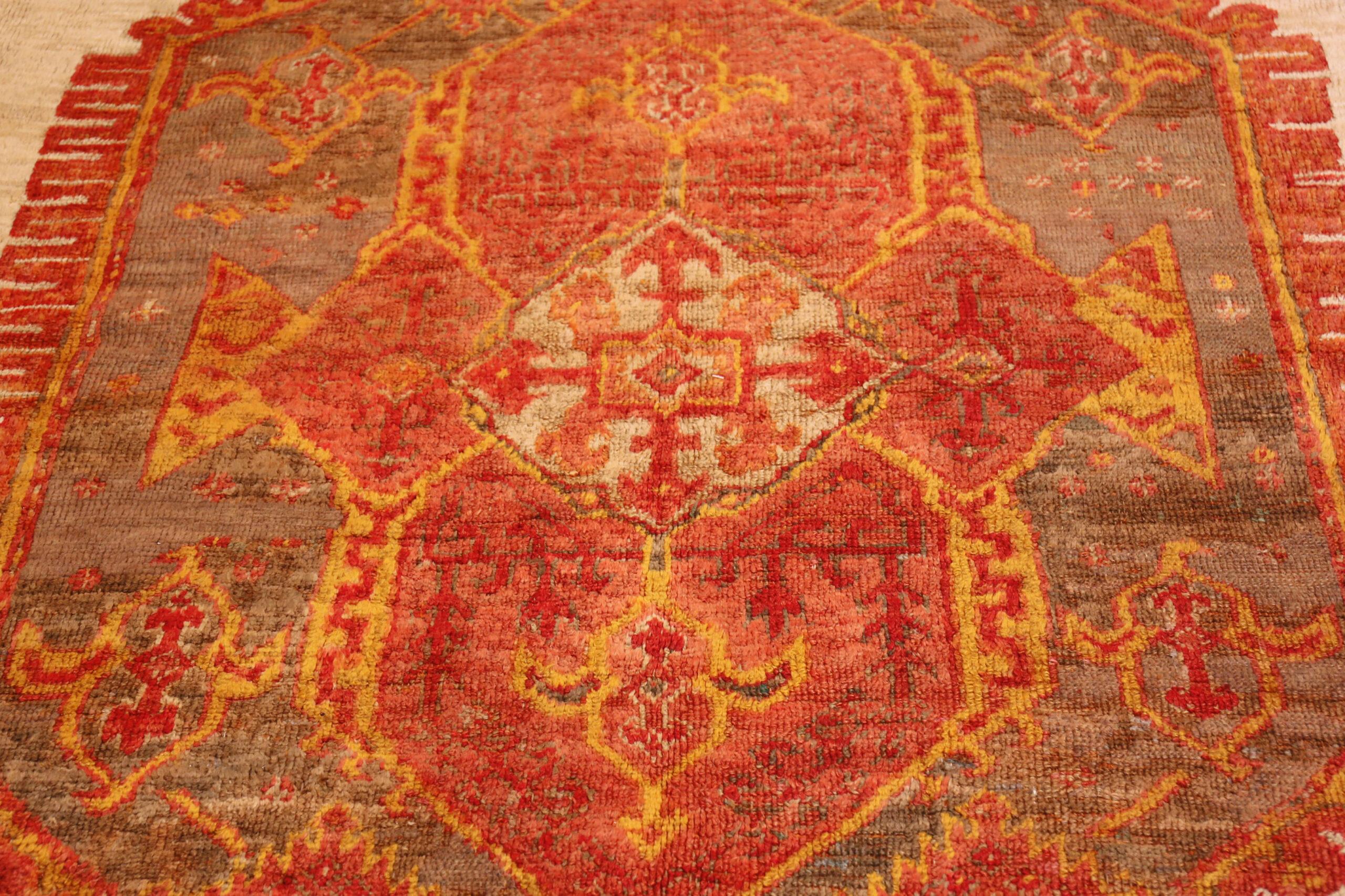 Collection Nazmiyal Collection Antique Turque Oushak Angora Tapis 9 ft 9 in x 10 ft 10 in Bon état - En vente à New York, NY
