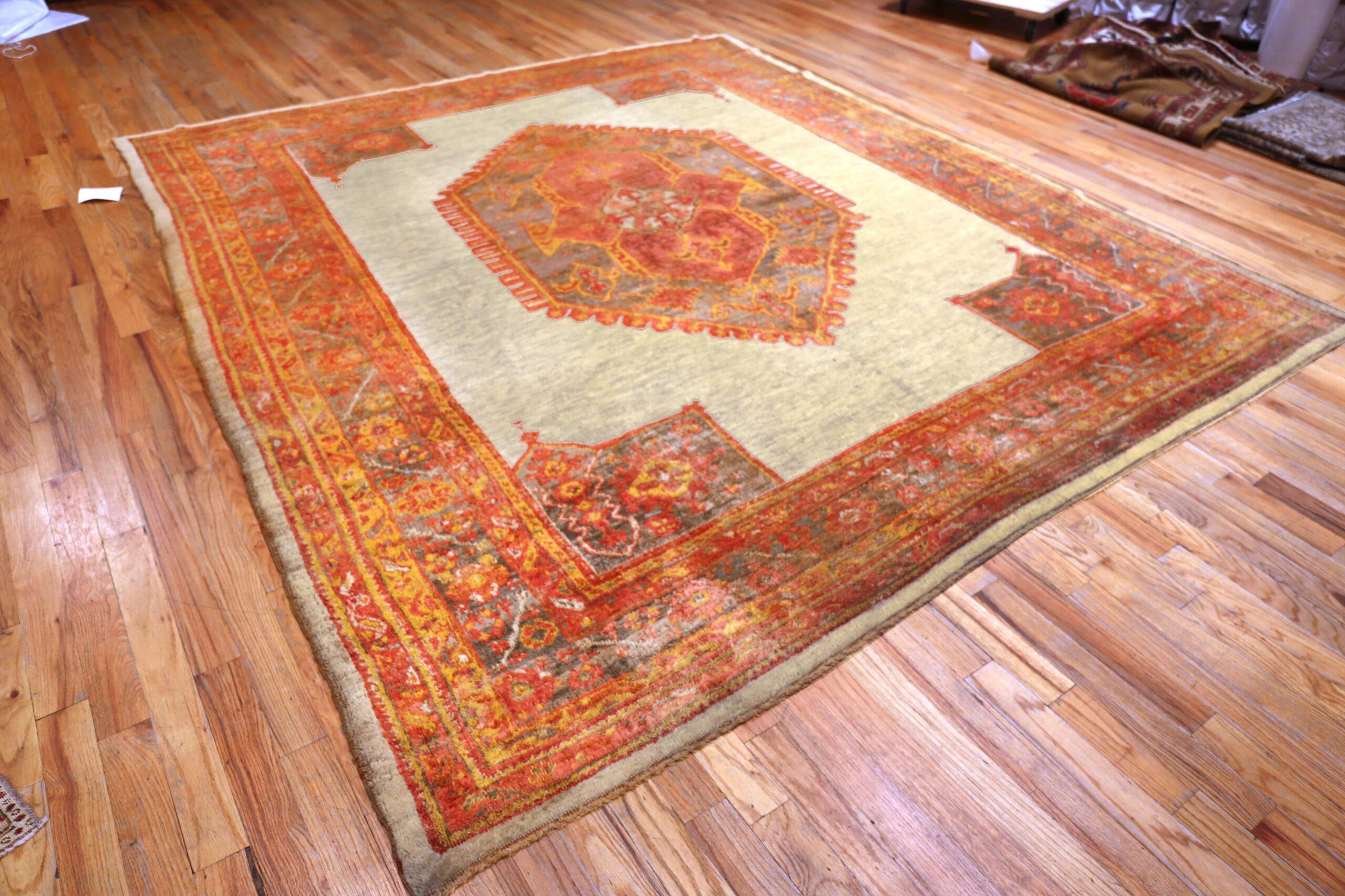 Laine Collection Nazmiyal Collection Antique Turque Oushak Angora Tapis 9 ft 9 in x 10 ft 10 in en vente