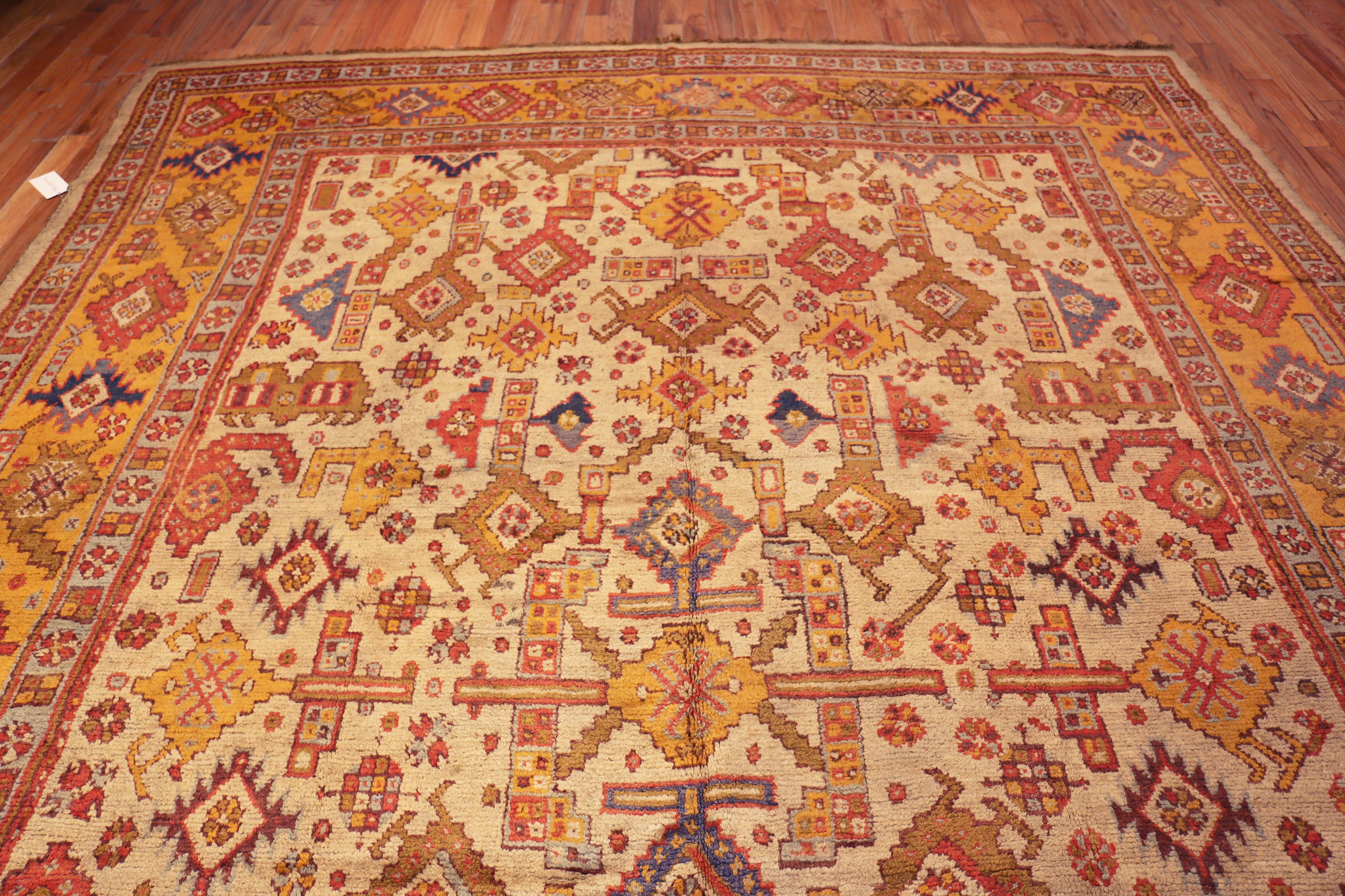 Exquisiter antiker türkischer Oushak-Teppich mit Stammeseinflüssen, Herkunftsland: Türkei, CIRCA: 1900