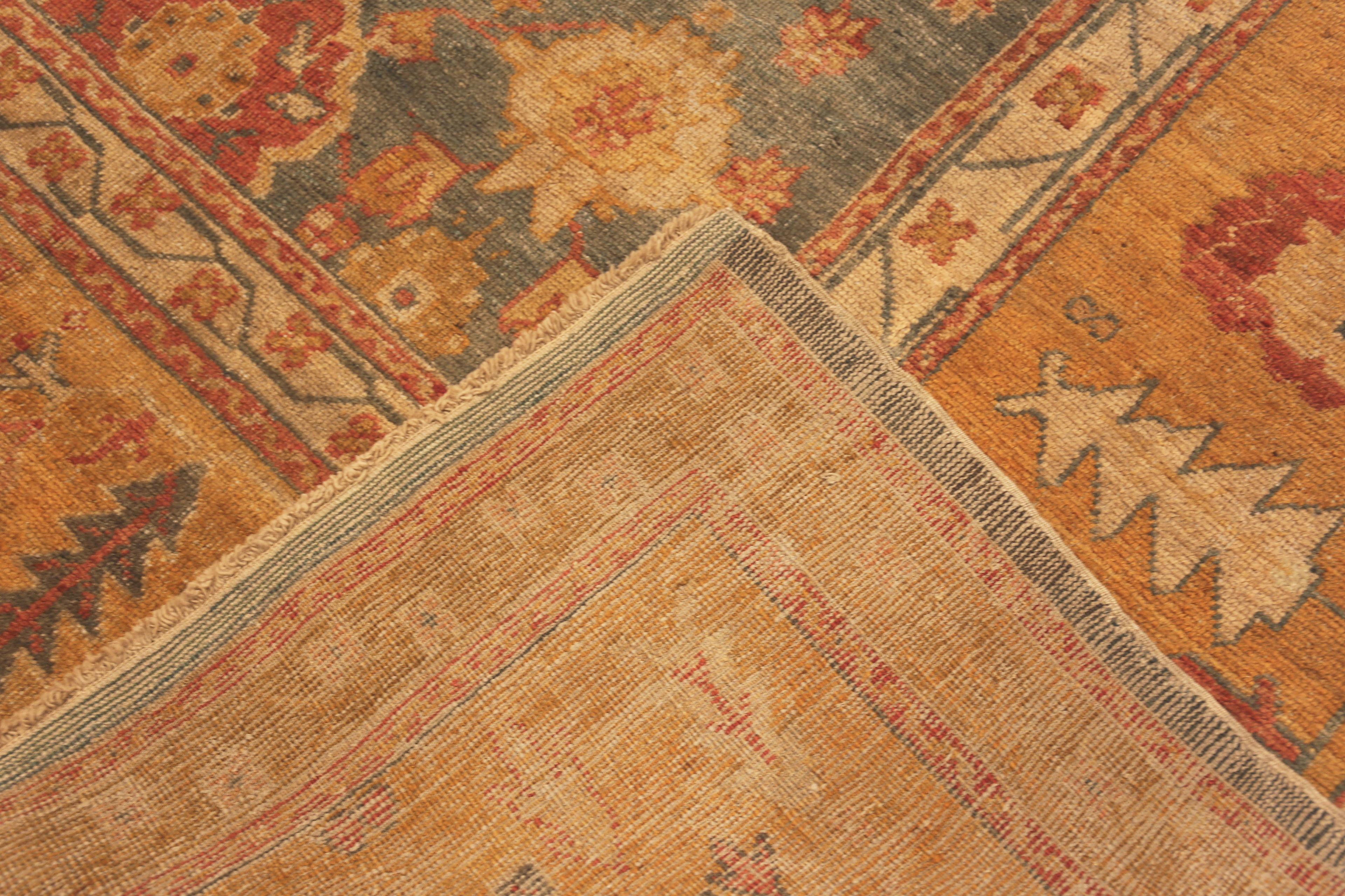 Antiker türkischer Oushak-Teppich. 12 ft 6 in x 15 ft 2 in  (20. Jahrhundert) im Angebot