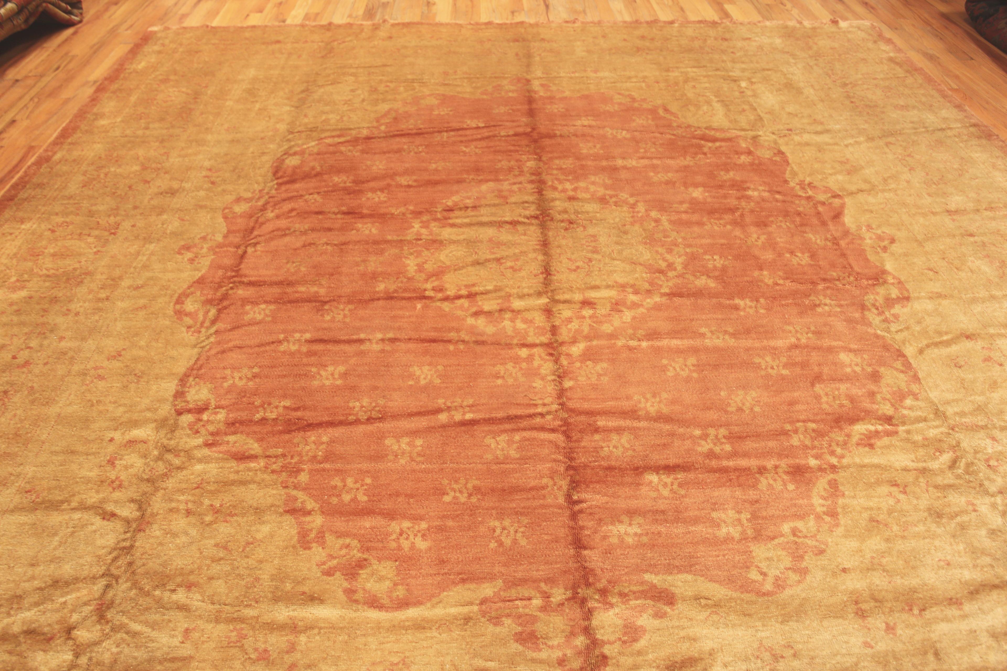 Antiker türkischer Oushak-Teppich, Herkunftsland: Türkei, CIRCA Datum: 1900. Größe: 13 ft x 13 ft 9 in (3,96 m x 4,19 m)
  