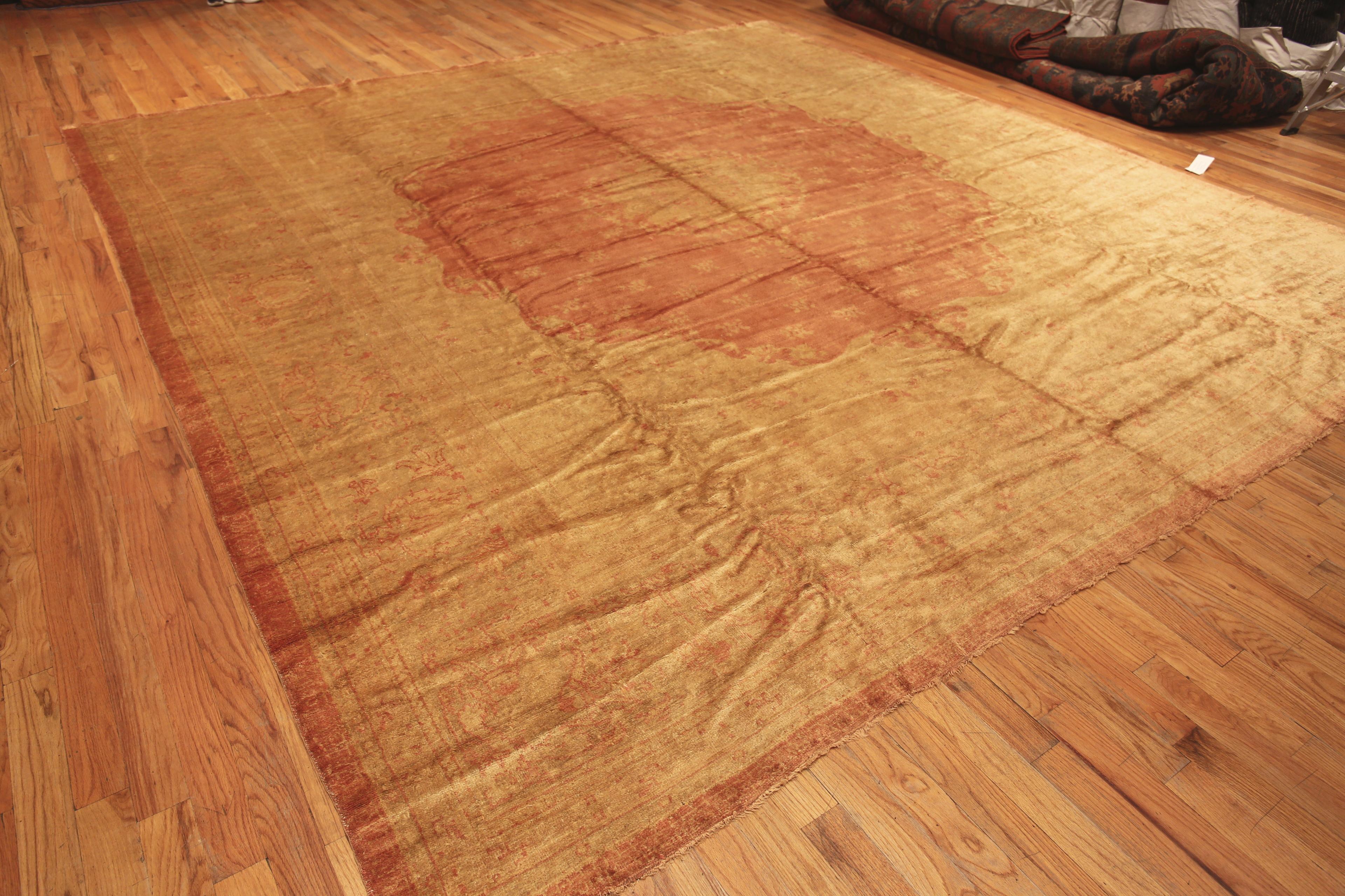 Antiker türkischer quadratischer Oushak-Teppich. 13 ft x 13 ft 9 in (Türkisch) im Angebot
