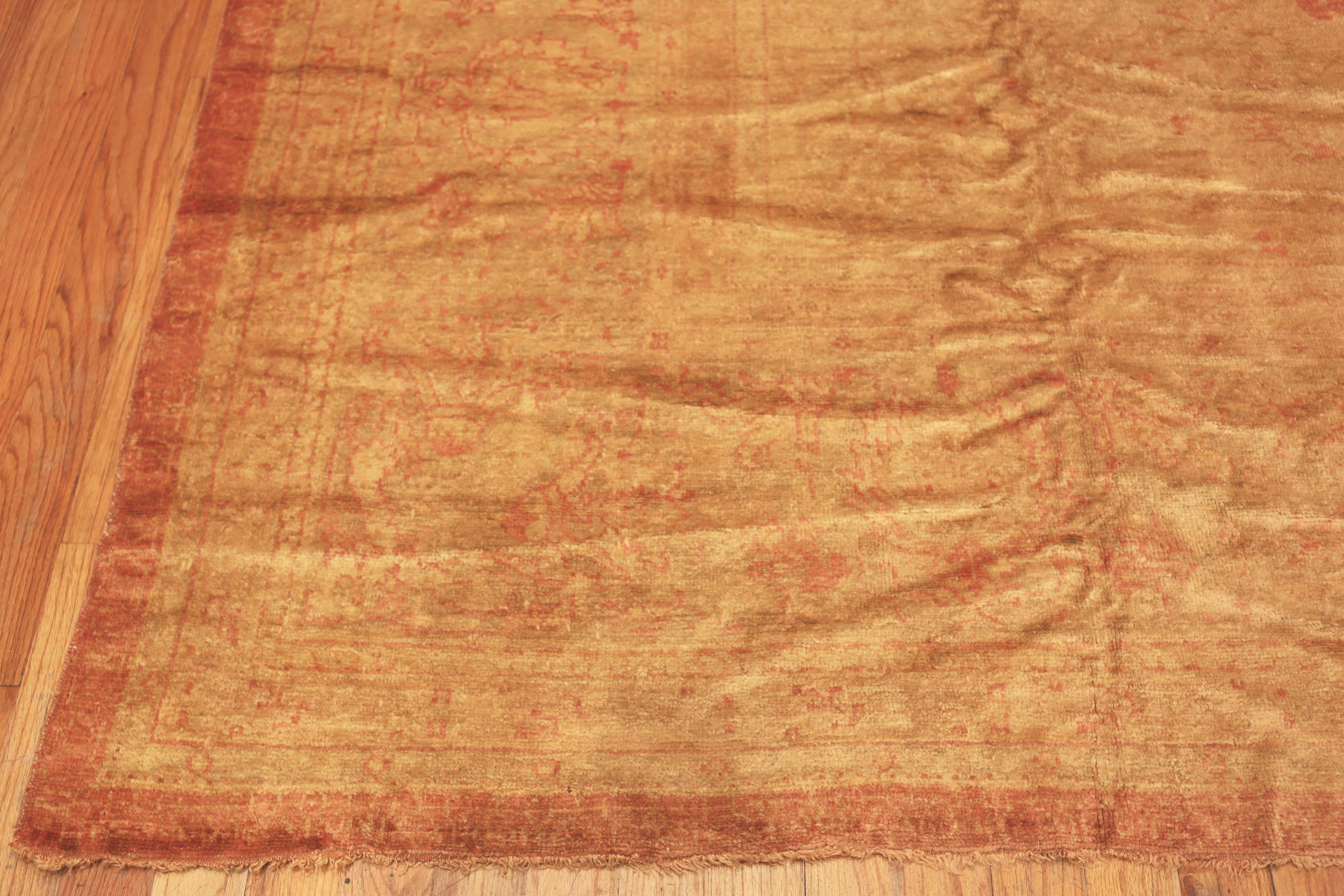 Antiker türkischer quadratischer Oushak-Teppich. 13 ft x 13 ft 9 in im Zustand „Gut“ im Angebot in New York, NY