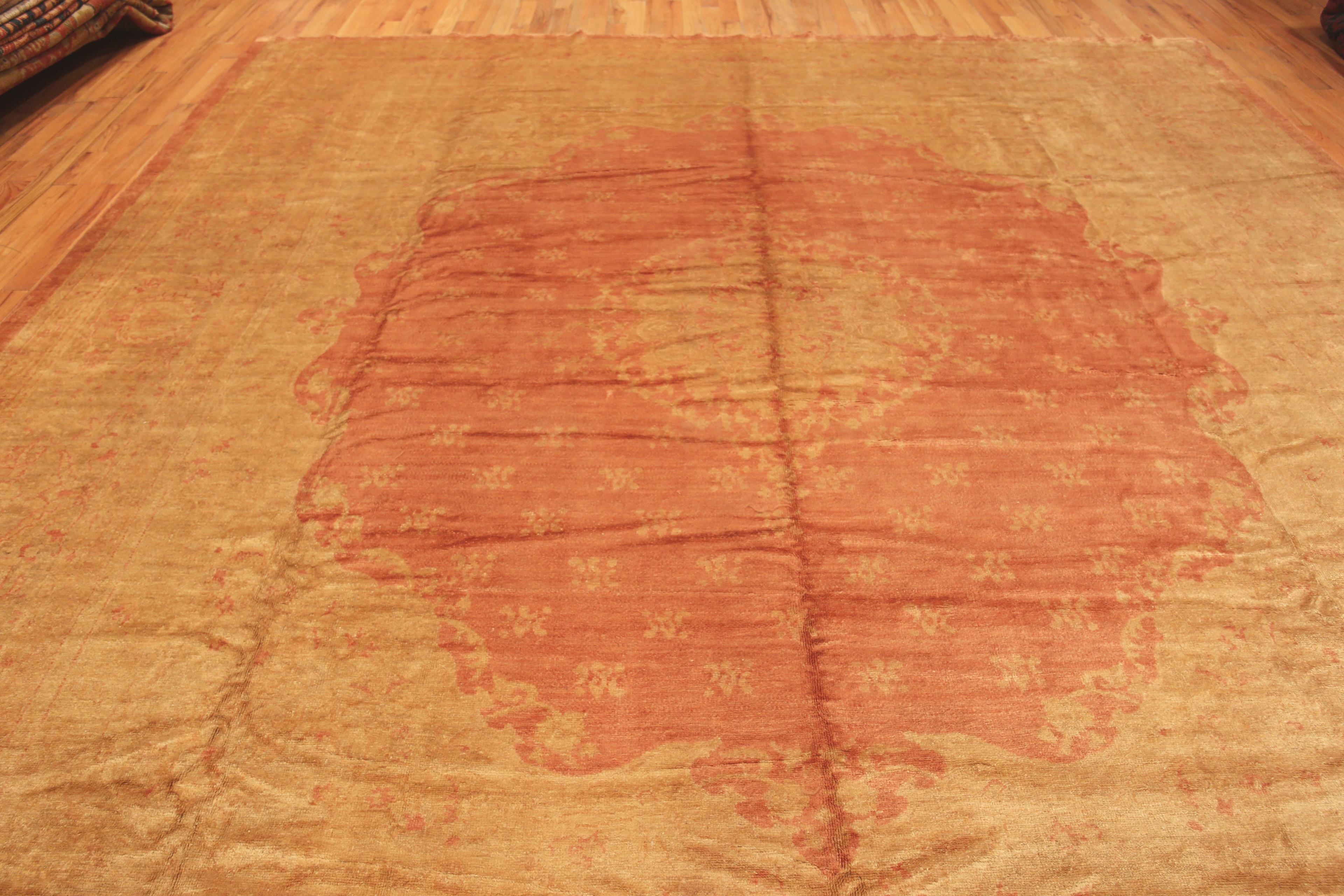 Antiker türkischer quadratischer Oushak-Teppich. 13 ft x 13 ft 9 in (20. Jahrhundert) im Angebot