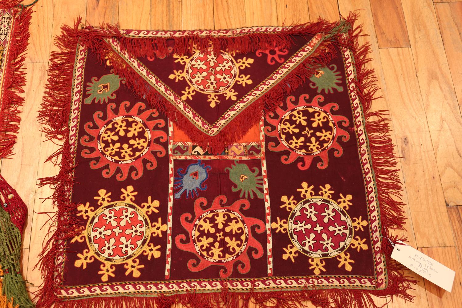Annodato a mano Nazmiyal Collection Antique Uzbek Lakhai Set 2 ft x 2 ft in vendita