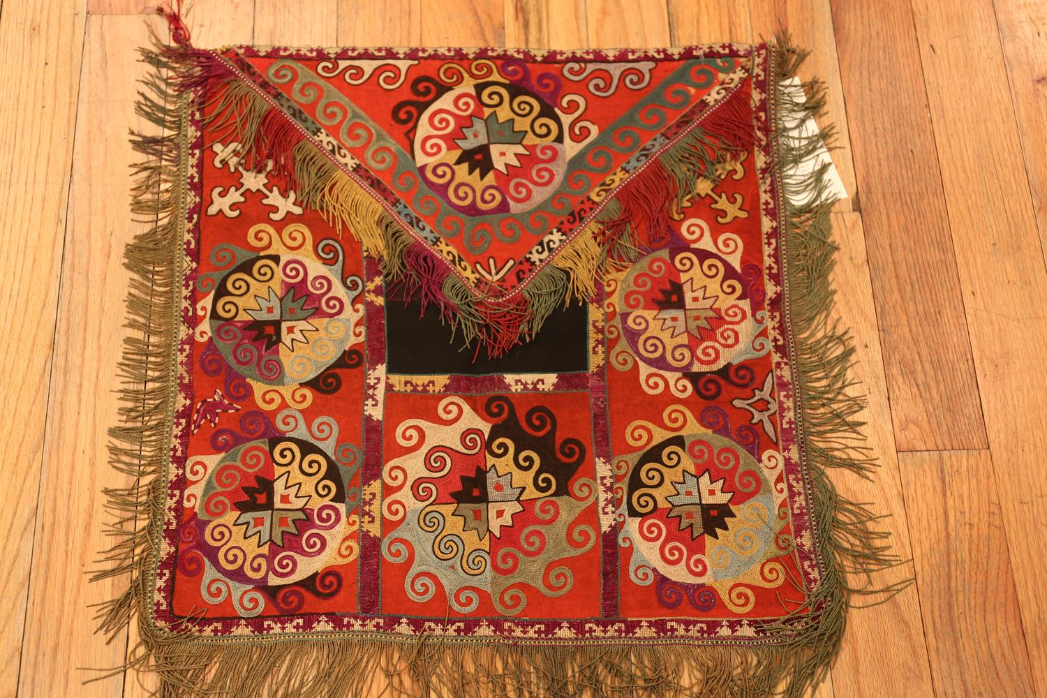 Nazmiyal Collection Antique Uzbek Lakhai Set 2 ft x 2 ft in vendita 1