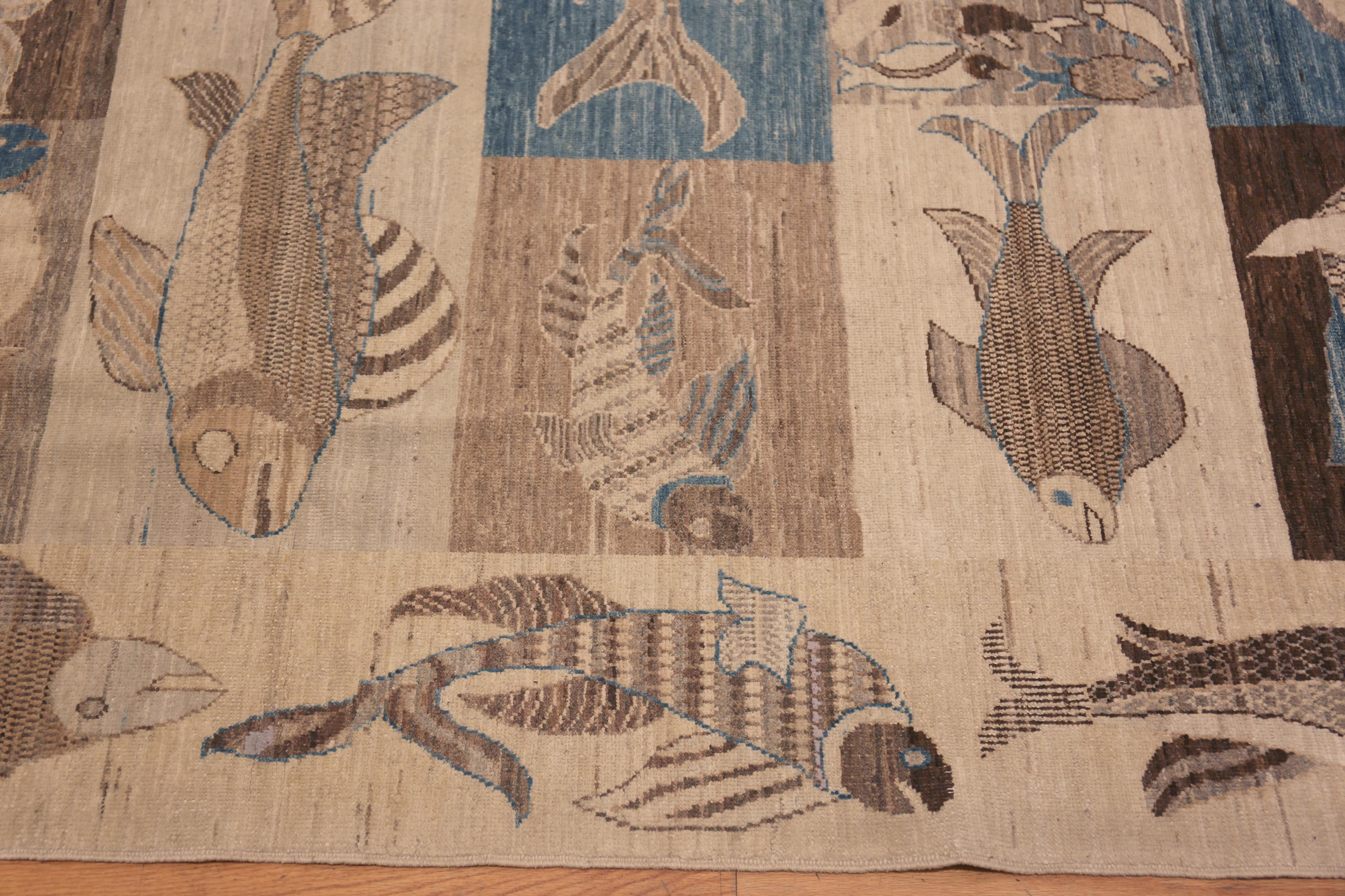 Moderner Teppich der Nazmiyal Kollektion mit künstlerischem Aquatischen Fischmuster, 8'4