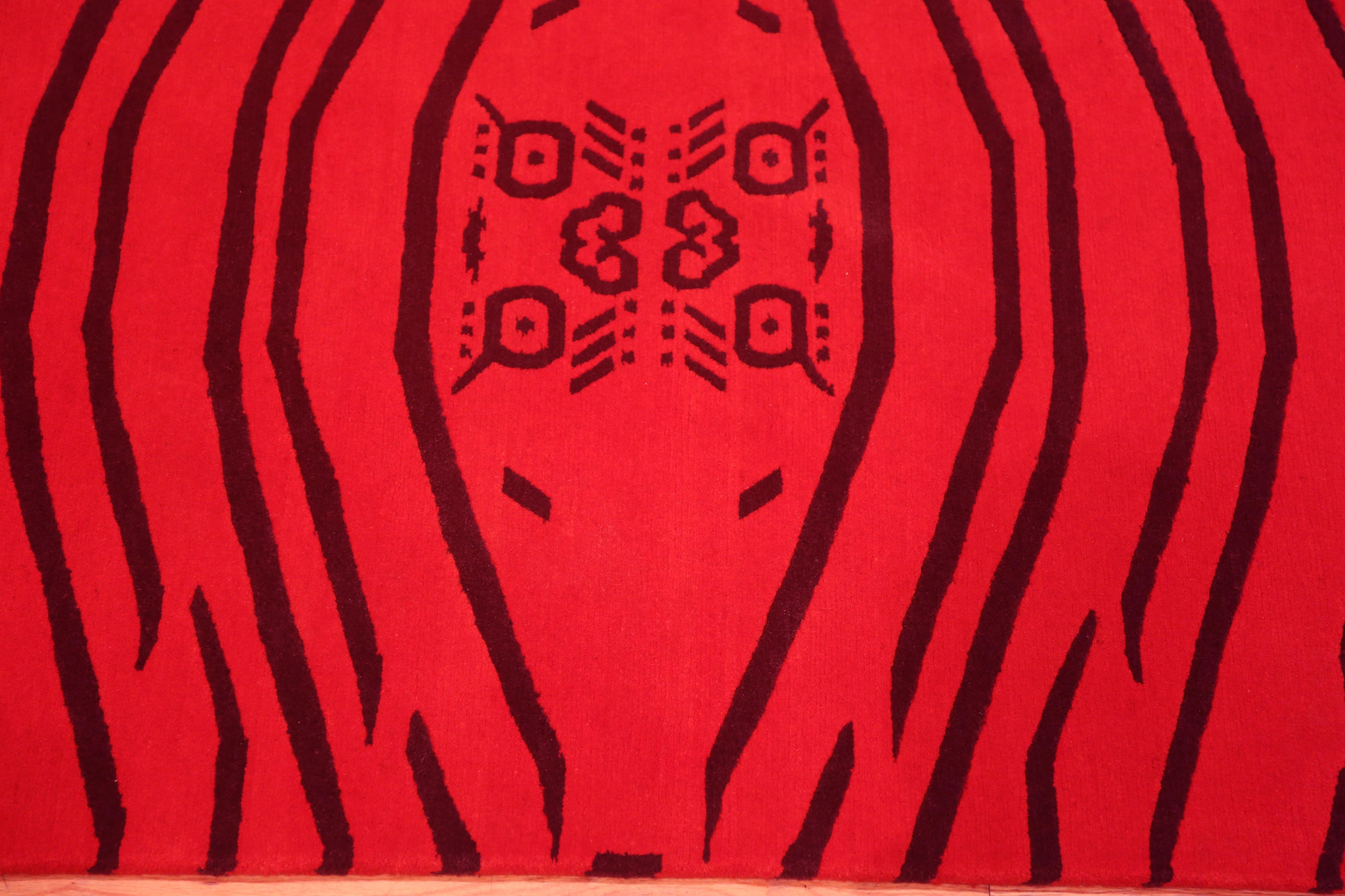 Artistic Red and Black Color Modern Tiger Design Hallway Runner Rug, Herkunftsland: Nepal, Entstehungszeit: Modern Rugs