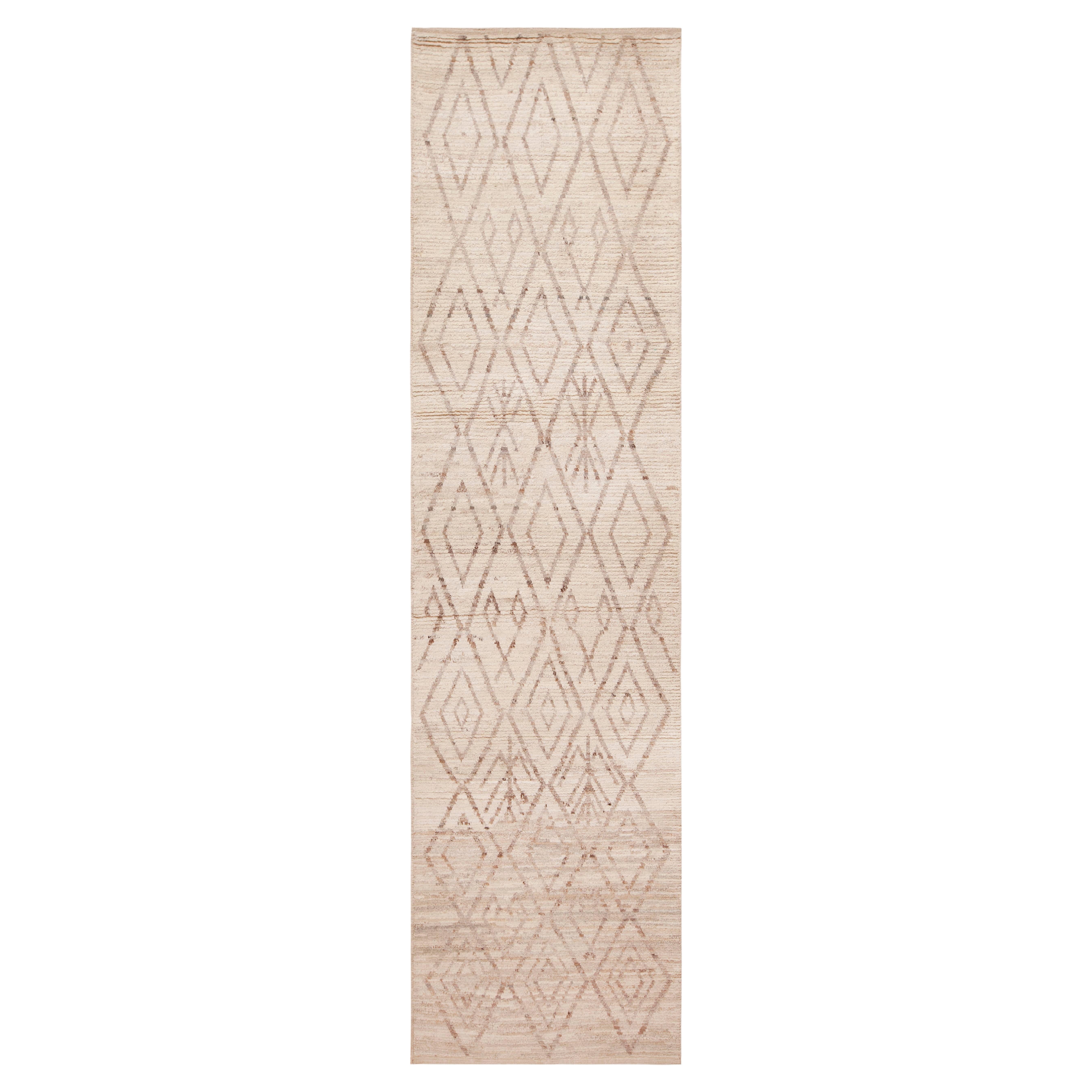 Collection Nazmiyal magnifique tapis de couloir moderne Beni Ourain de 3'4" x 12'11" en vente