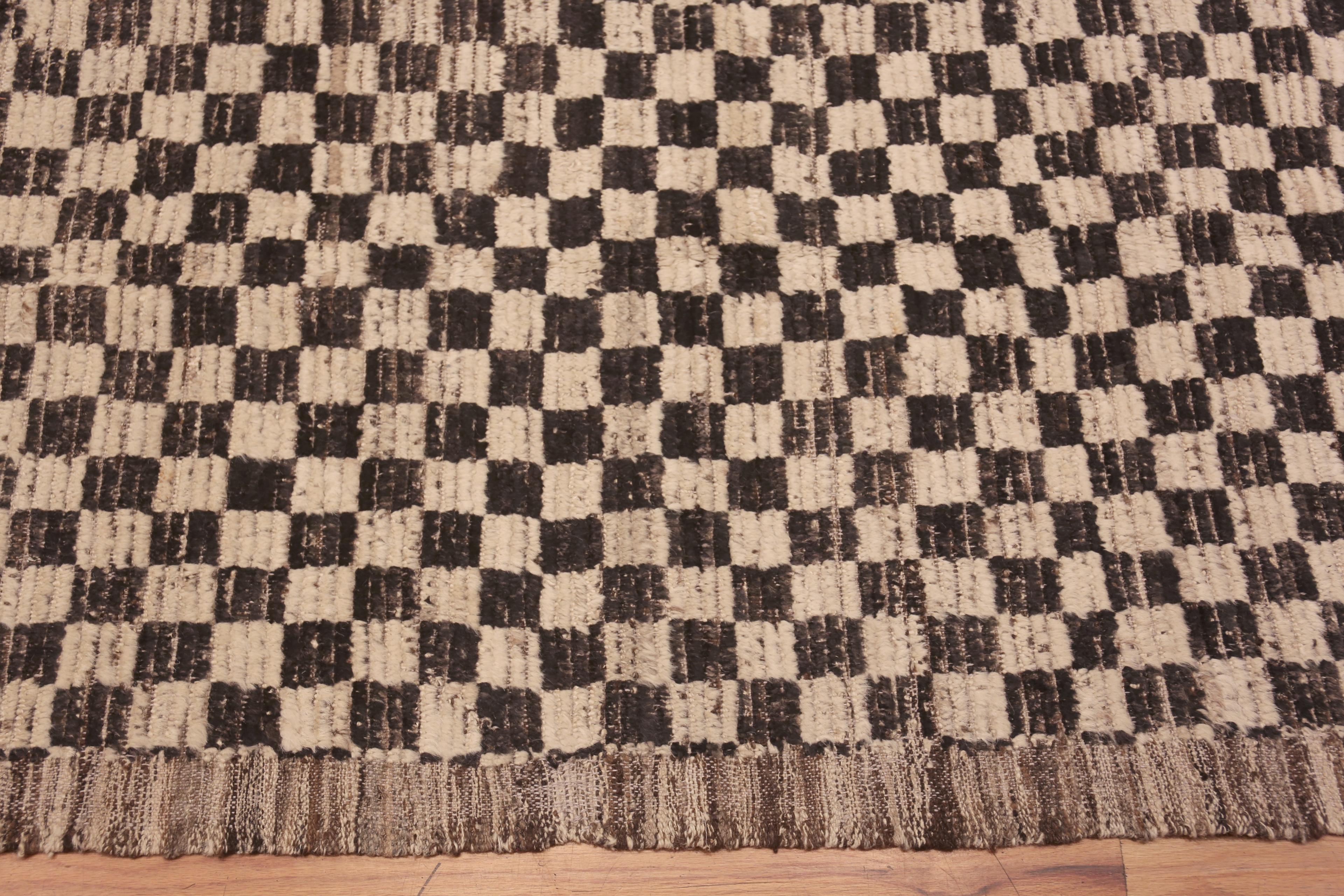 Nazmiyal Collection Black and White Checker Design Modern Rug 14'6