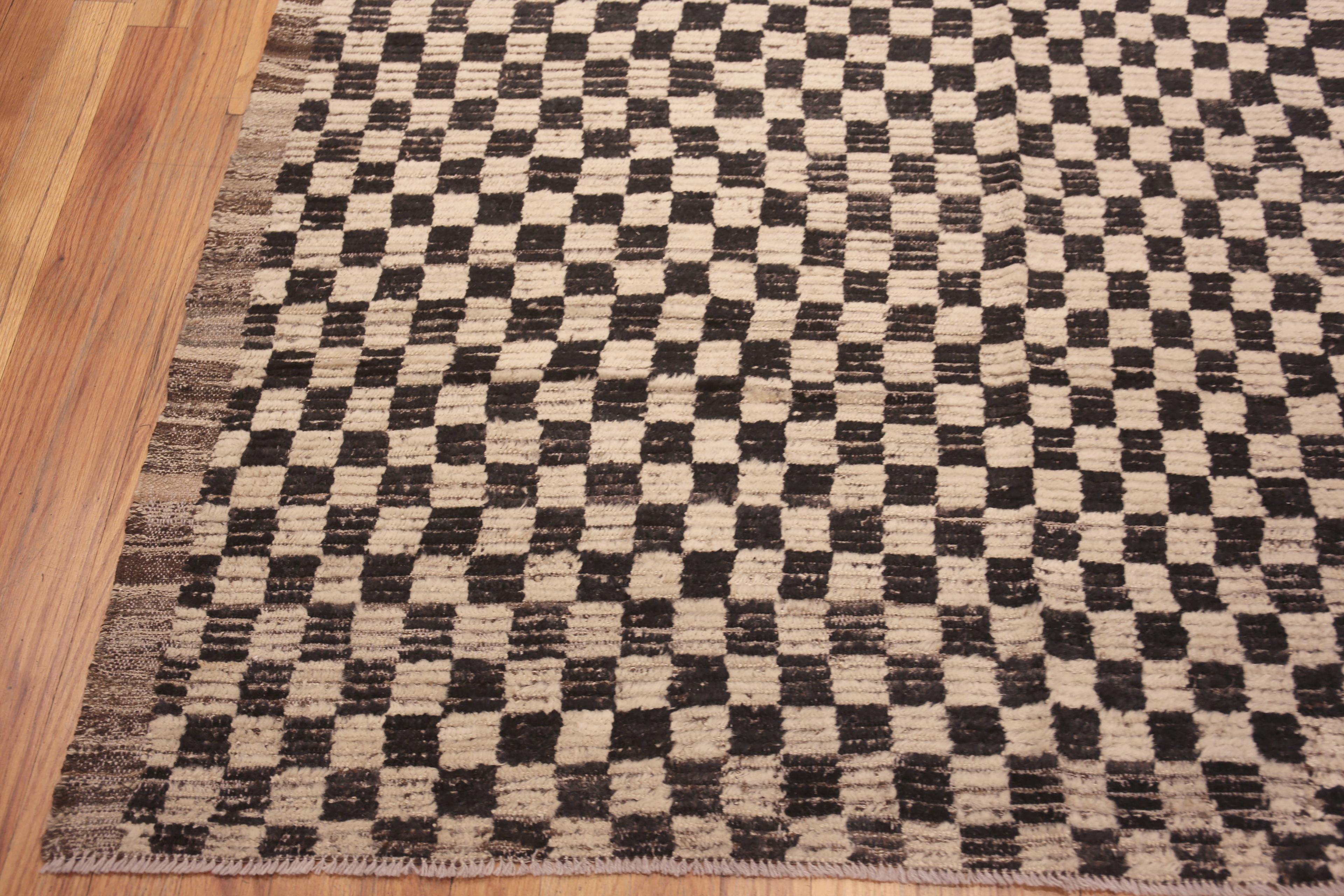 Nazmiyal Collection Black and White Checker Design Modern Rug 14'6